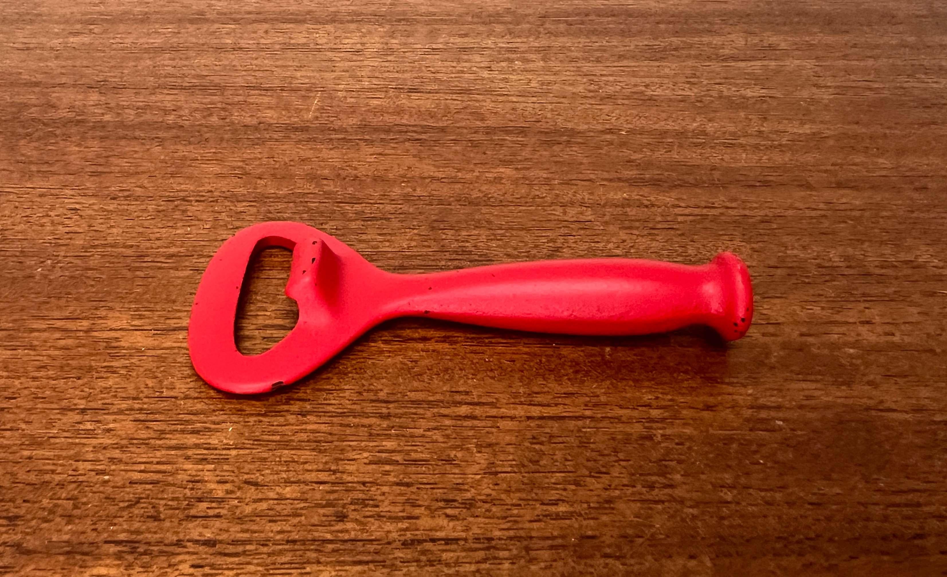 Moderner Flaschenöffner aus rotem Metall aus der Jahrhundertmitte, Finnland, 1960er Jahre im Angebot 7