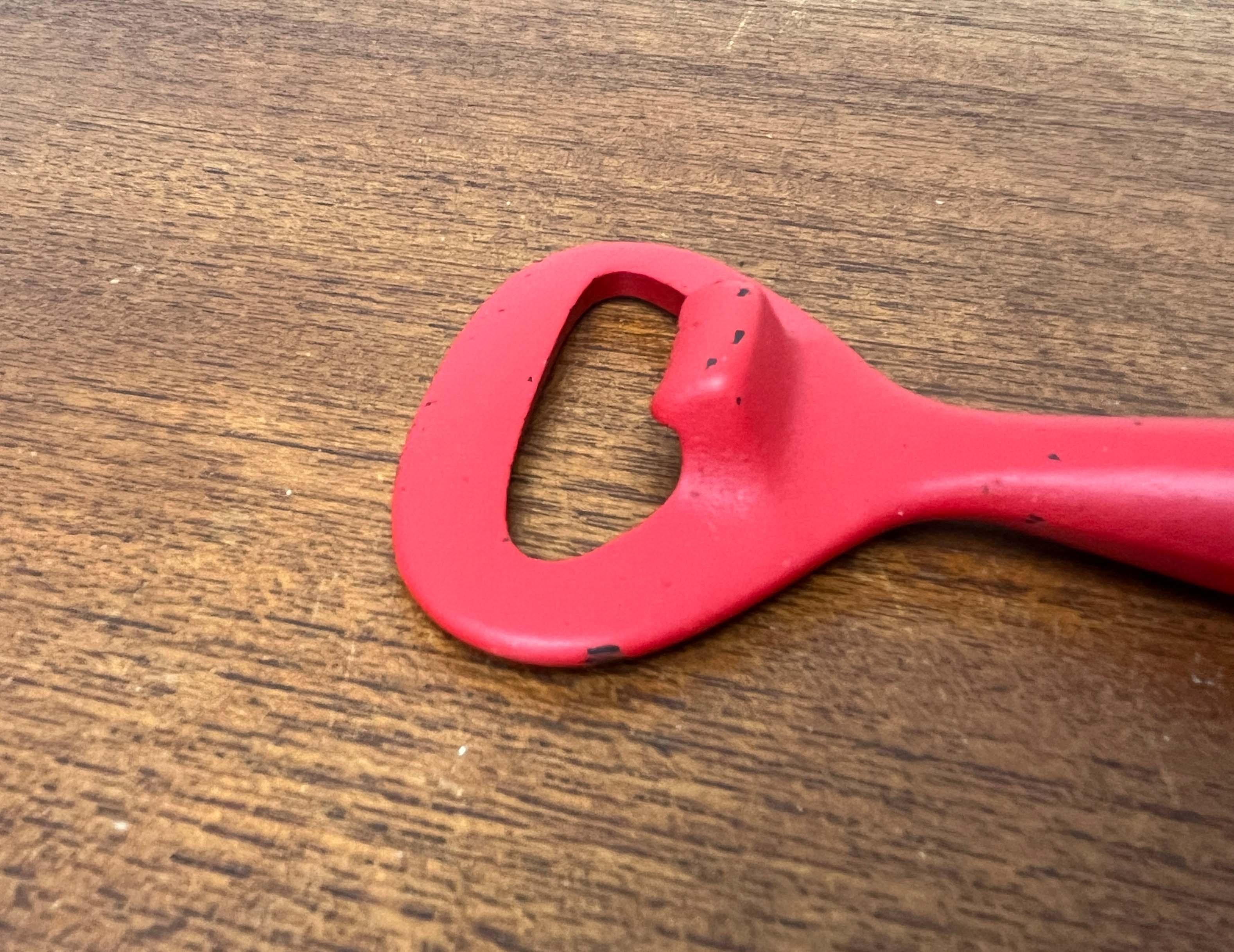 Moderner Flaschenöffner aus rotem Metall aus der Jahrhundertmitte, Finnland, 1960er Jahre im Angebot 9