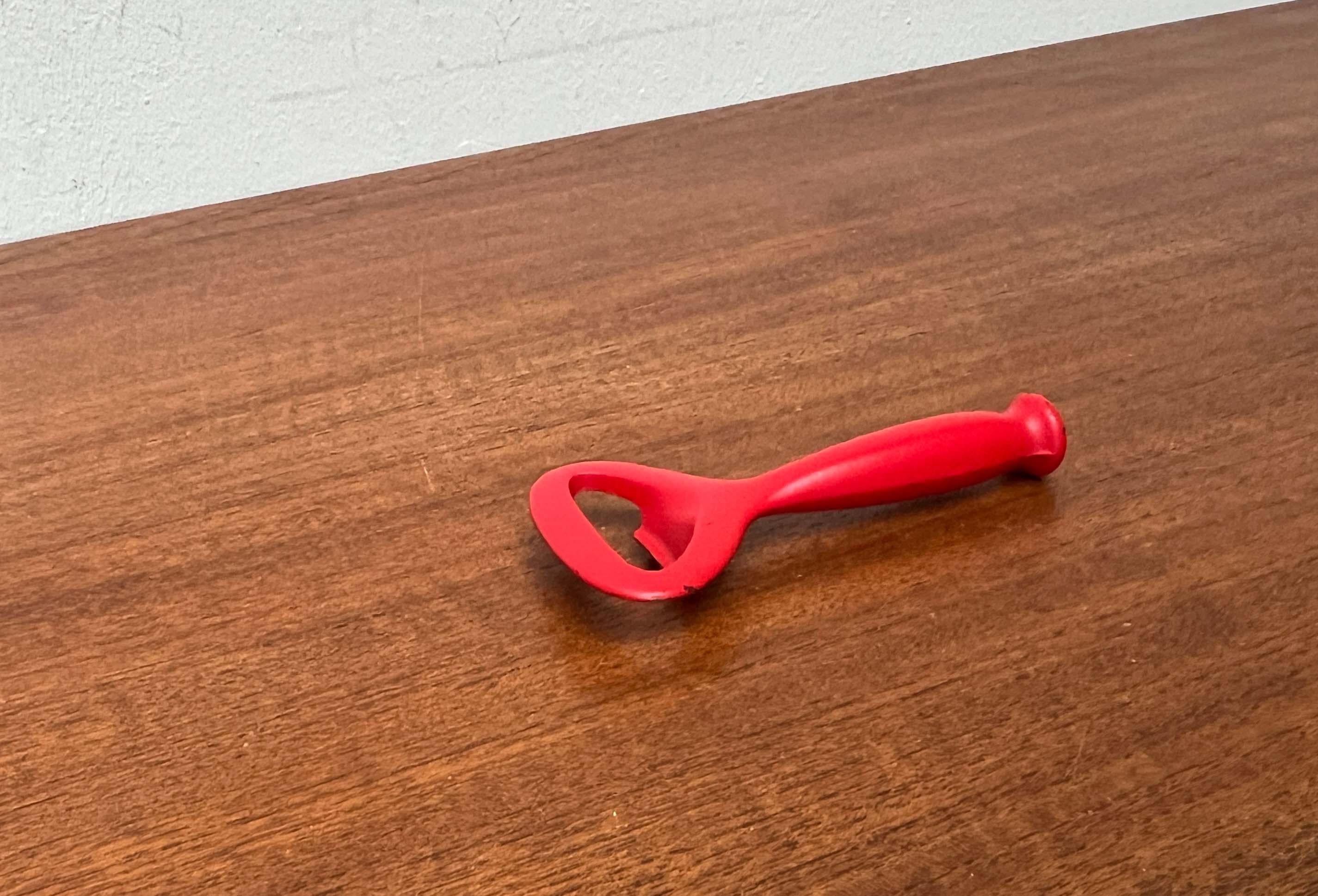 Moderner Flaschenöffner aus rotem Metall aus der Jahrhundertmitte, Finnland, 1960er Jahre im Angebot 10