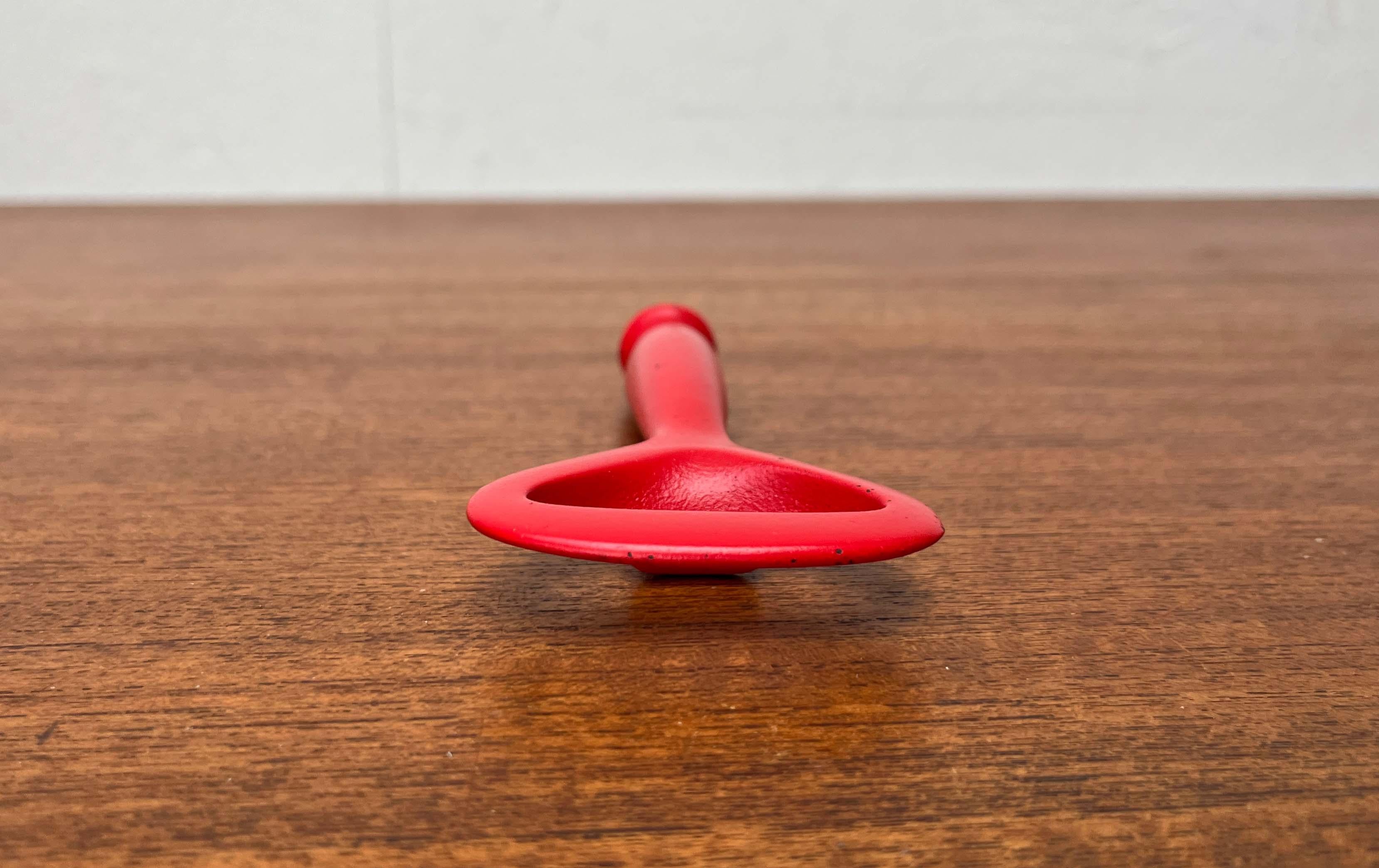 Moderner Flaschenöffner aus rotem Metall aus der Jahrhundertmitte, Finnland, 1960er Jahre im Angebot 11