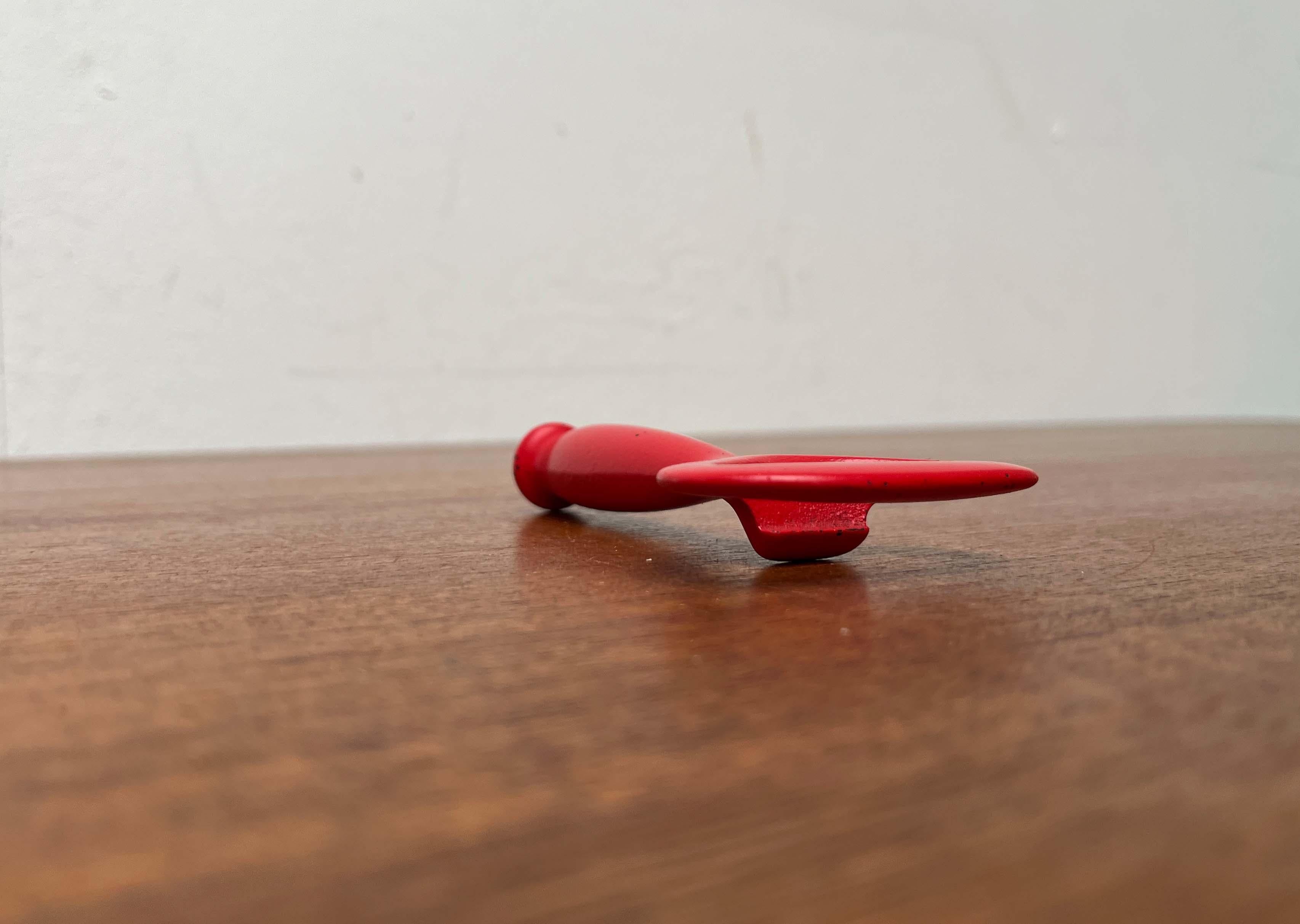 Moderner Flaschenöffner aus rotem Metall aus der Jahrhundertmitte, Finnland, 1960er Jahre im Angebot 12