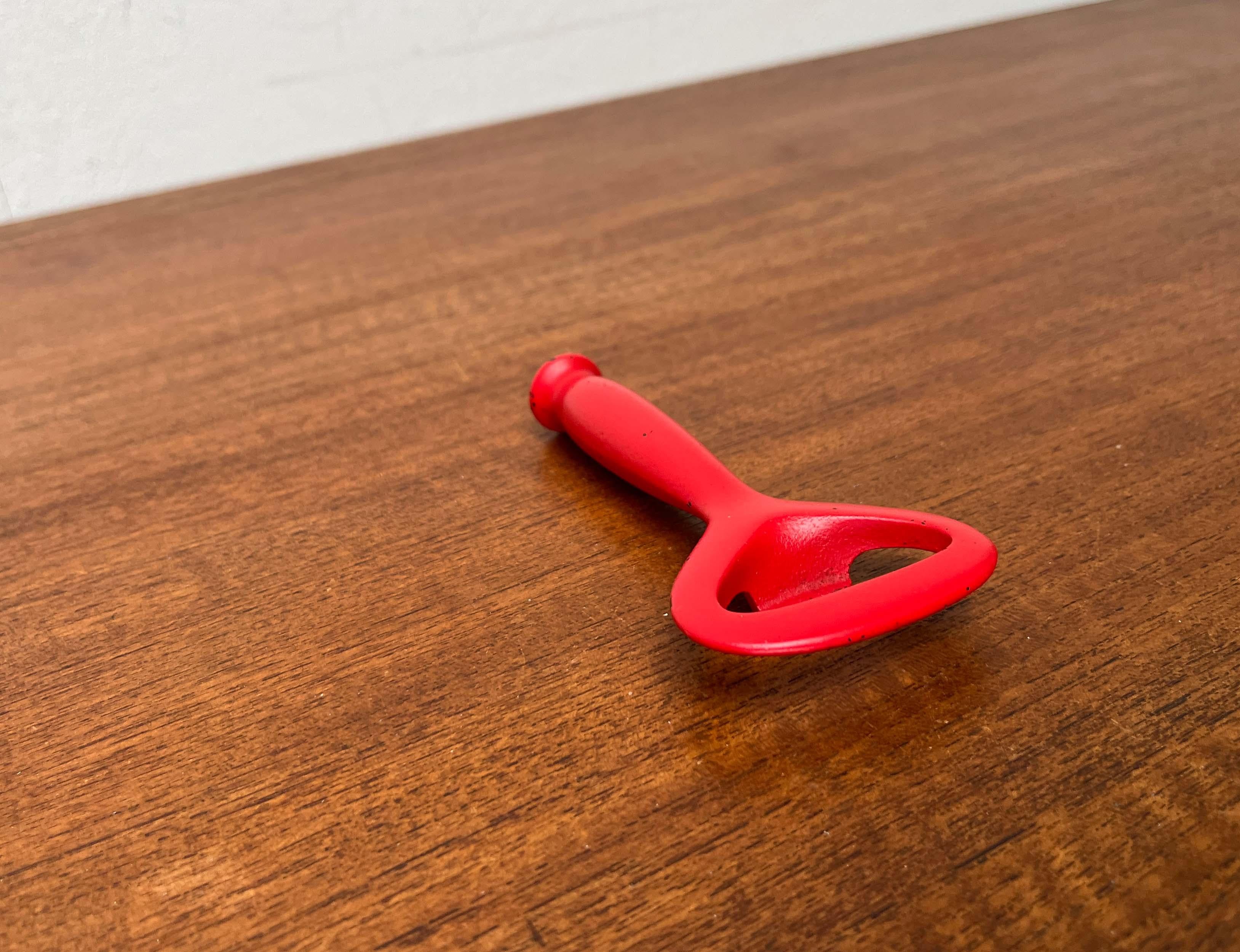 Moderner Flaschenöffner aus rotem Metall aus der Jahrhundertmitte, Finnland, 1960er Jahre im Angebot 13