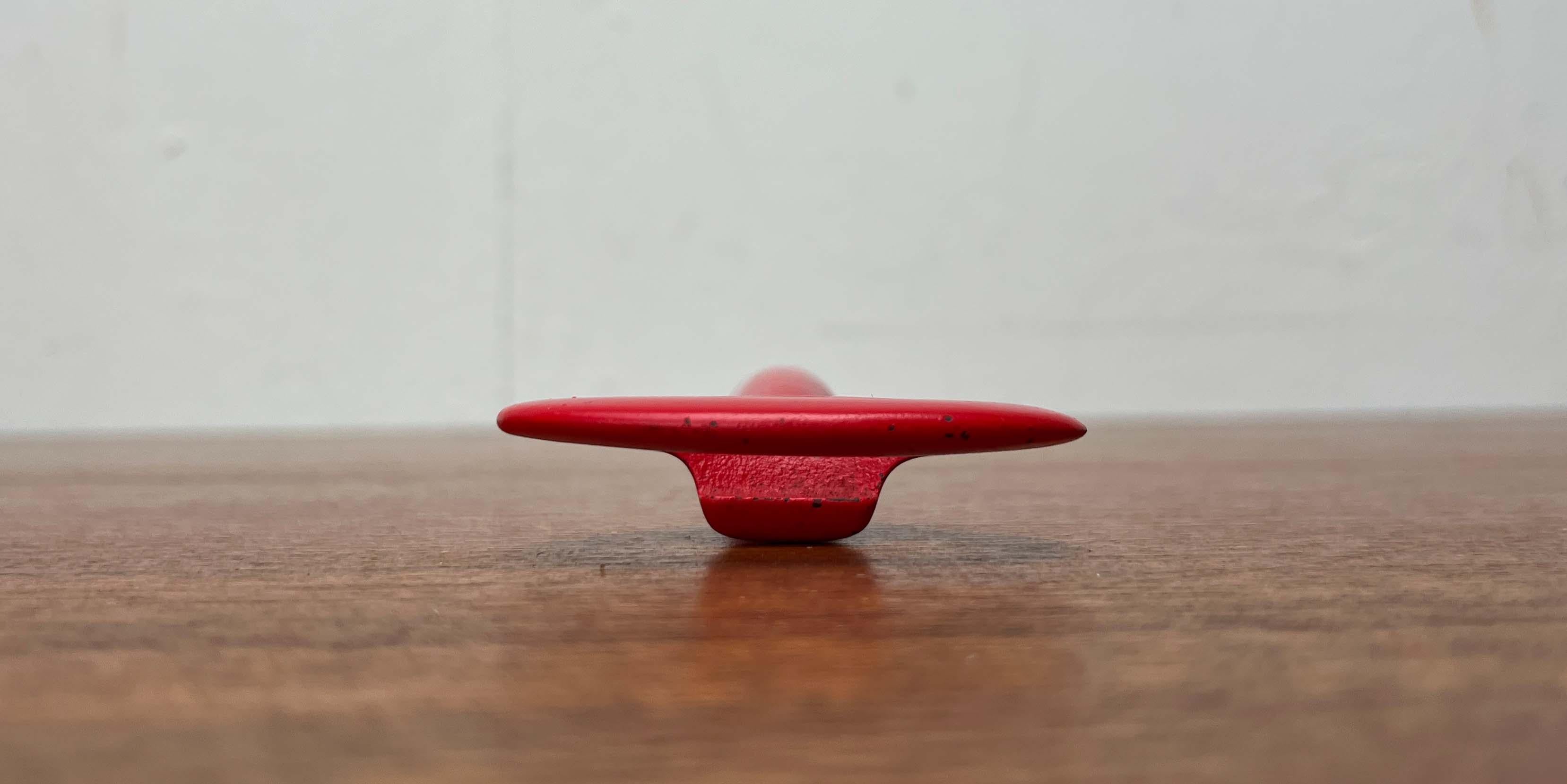 Moderner Flaschenöffner aus rotem Metall aus der Jahrhundertmitte, Finnland, 1960er Jahre (Finnisch) im Angebot