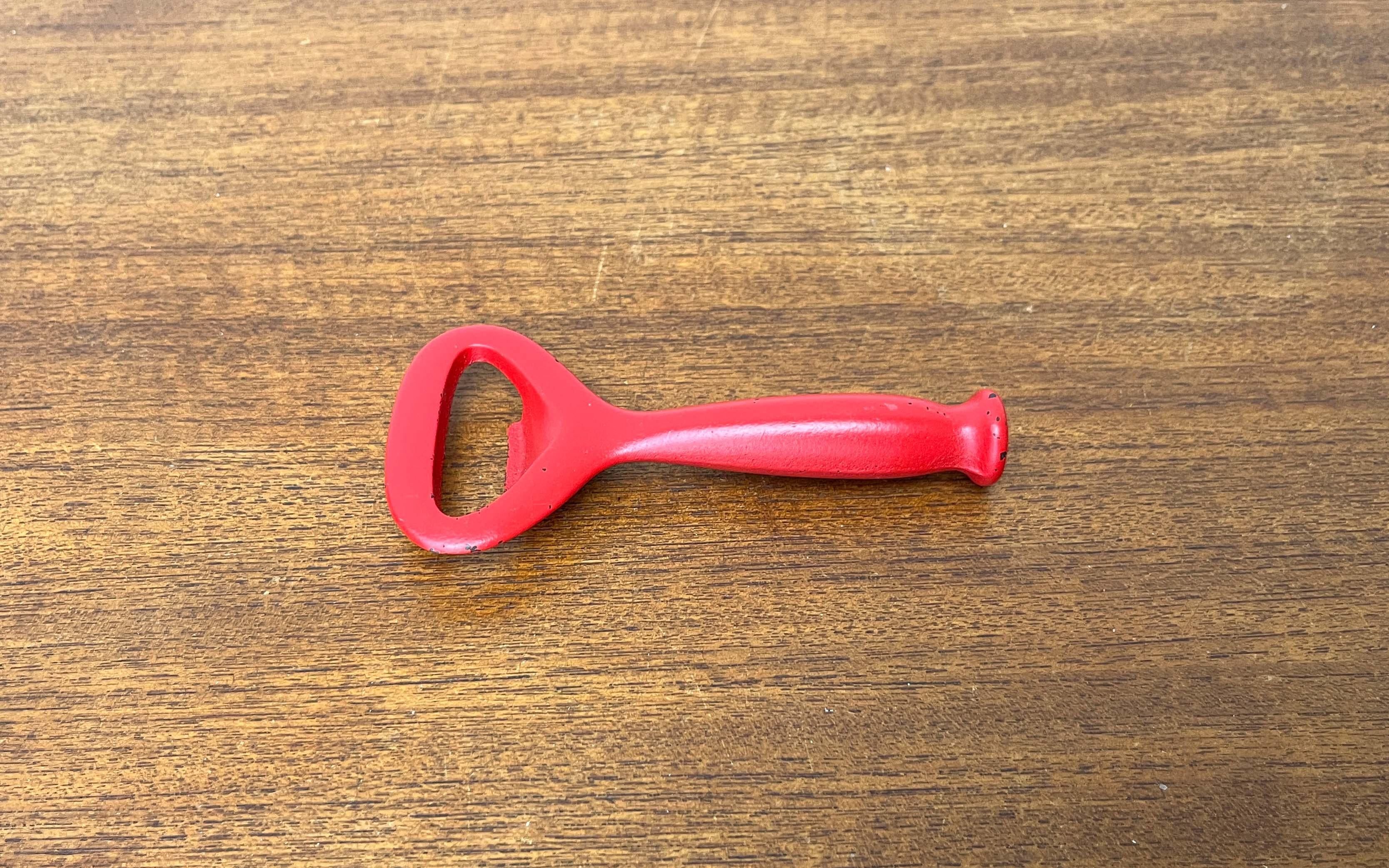 Moderner Flaschenöffner aus rotem Metall aus der Jahrhundertmitte, Finnland, 1960er Jahre im Zustand „Gut“ im Angebot in Hamburg, DE