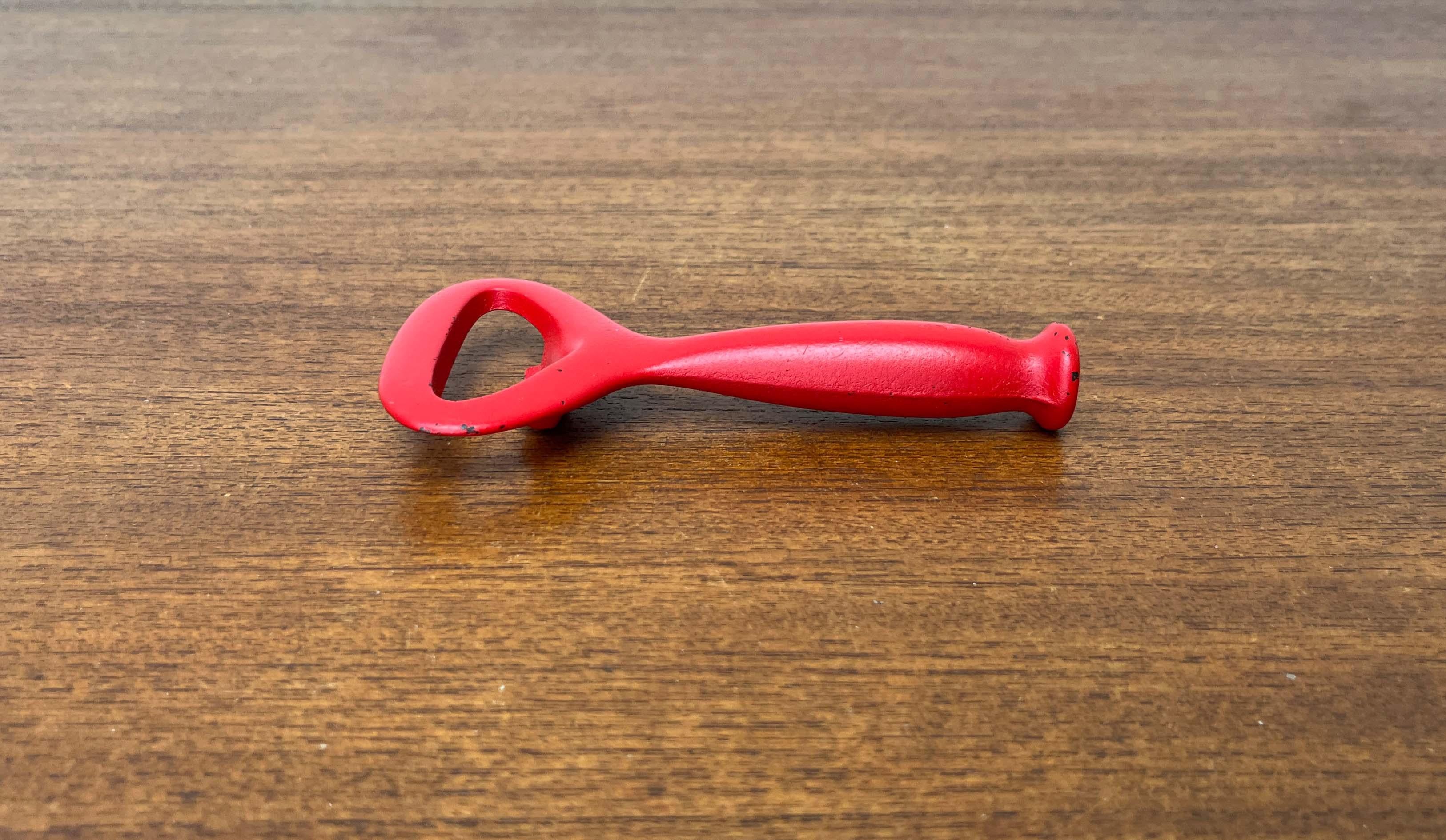 Moderner Flaschenöffner aus rotem Metall aus der Jahrhundertmitte, Finnland, 1960er Jahre (20. Jahrhundert) im Angebot