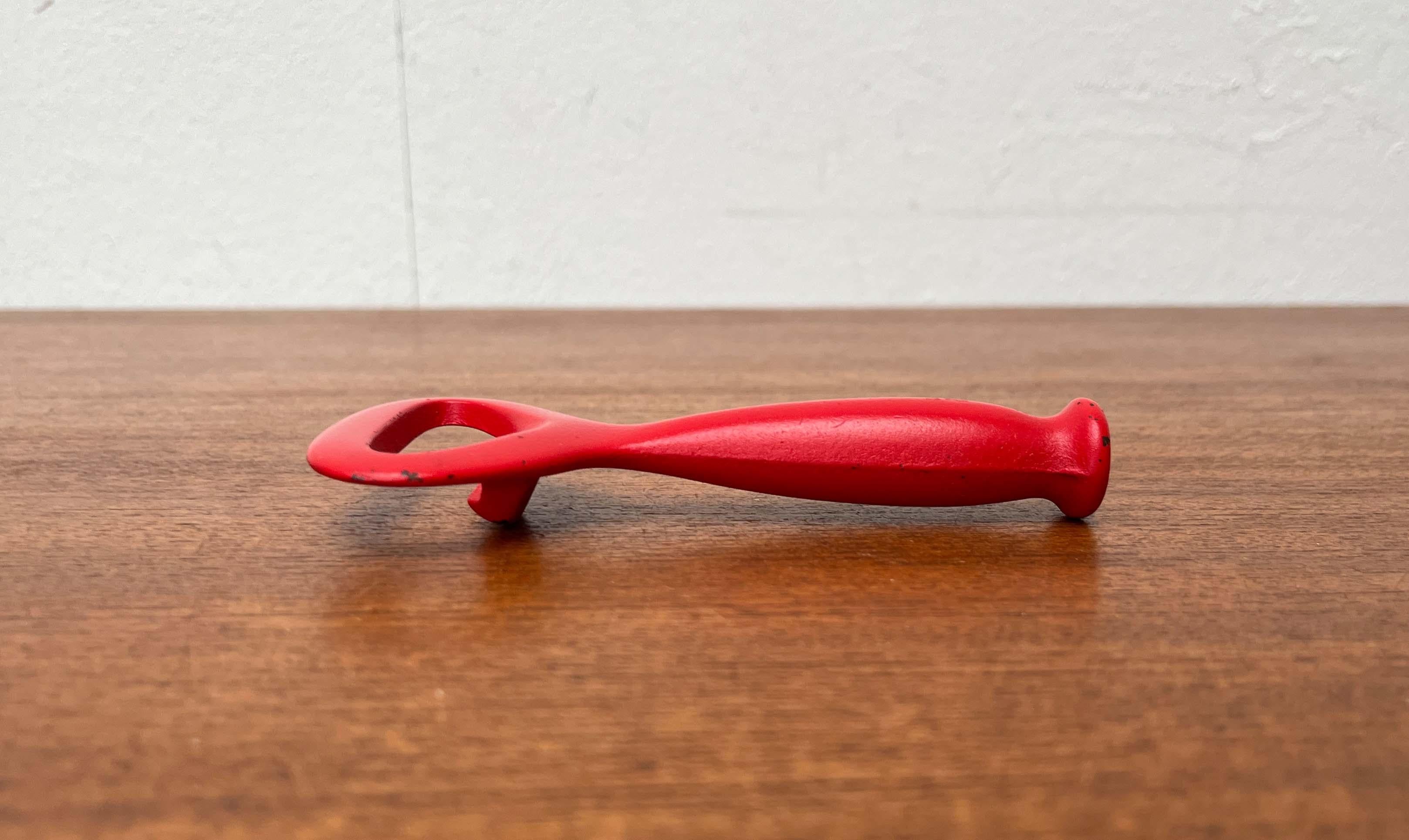 Moderner Flaschenöffner aus rotem Metall aus der Jahrhundertmitte, Finnland, 1960er Jahre im Angebot 1