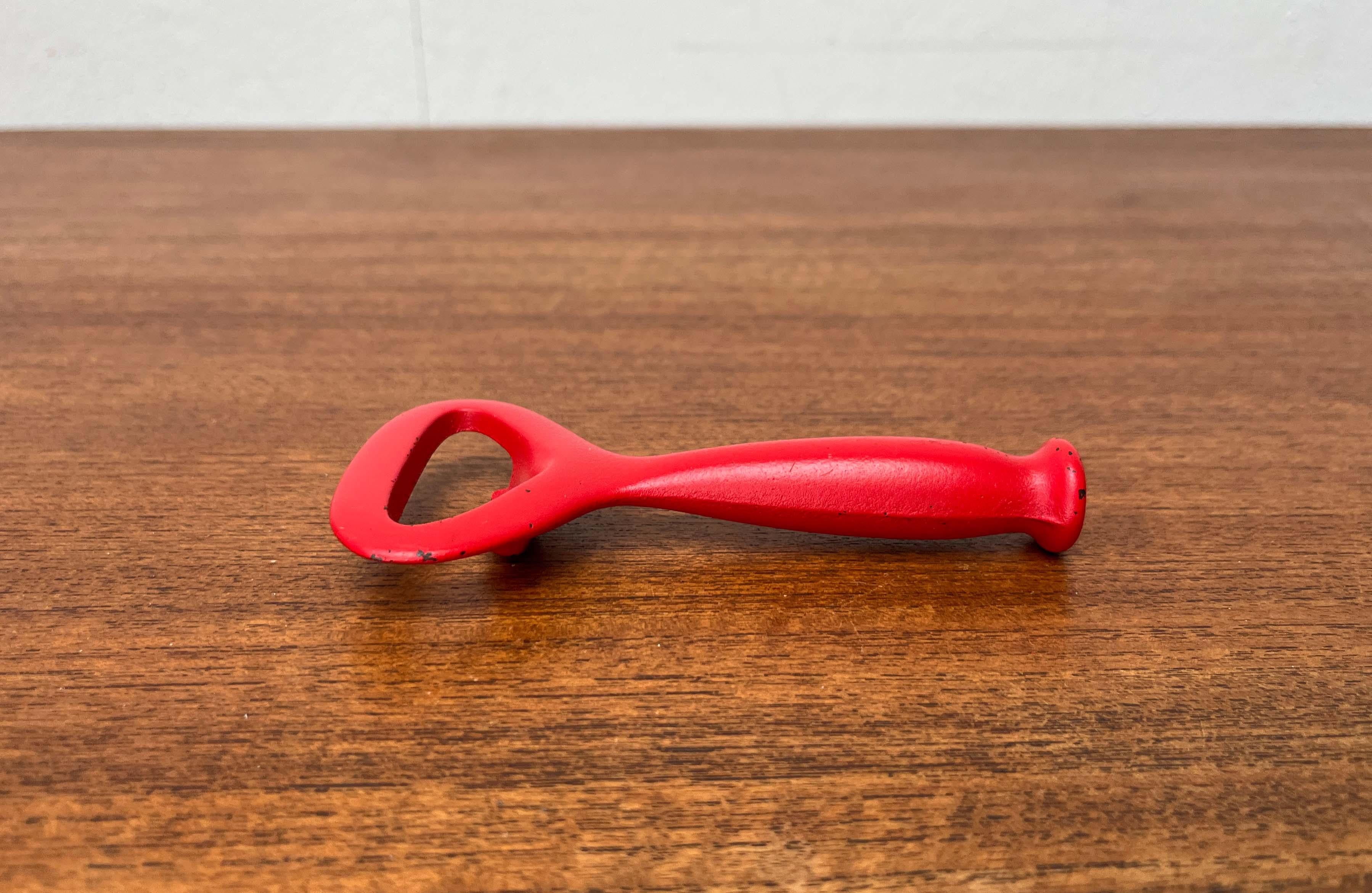 Moderner Flaschenöffner aus rotem Metall aus der Jahrhundertmitte, Finnland, 1960er Jahre im Angebot 3