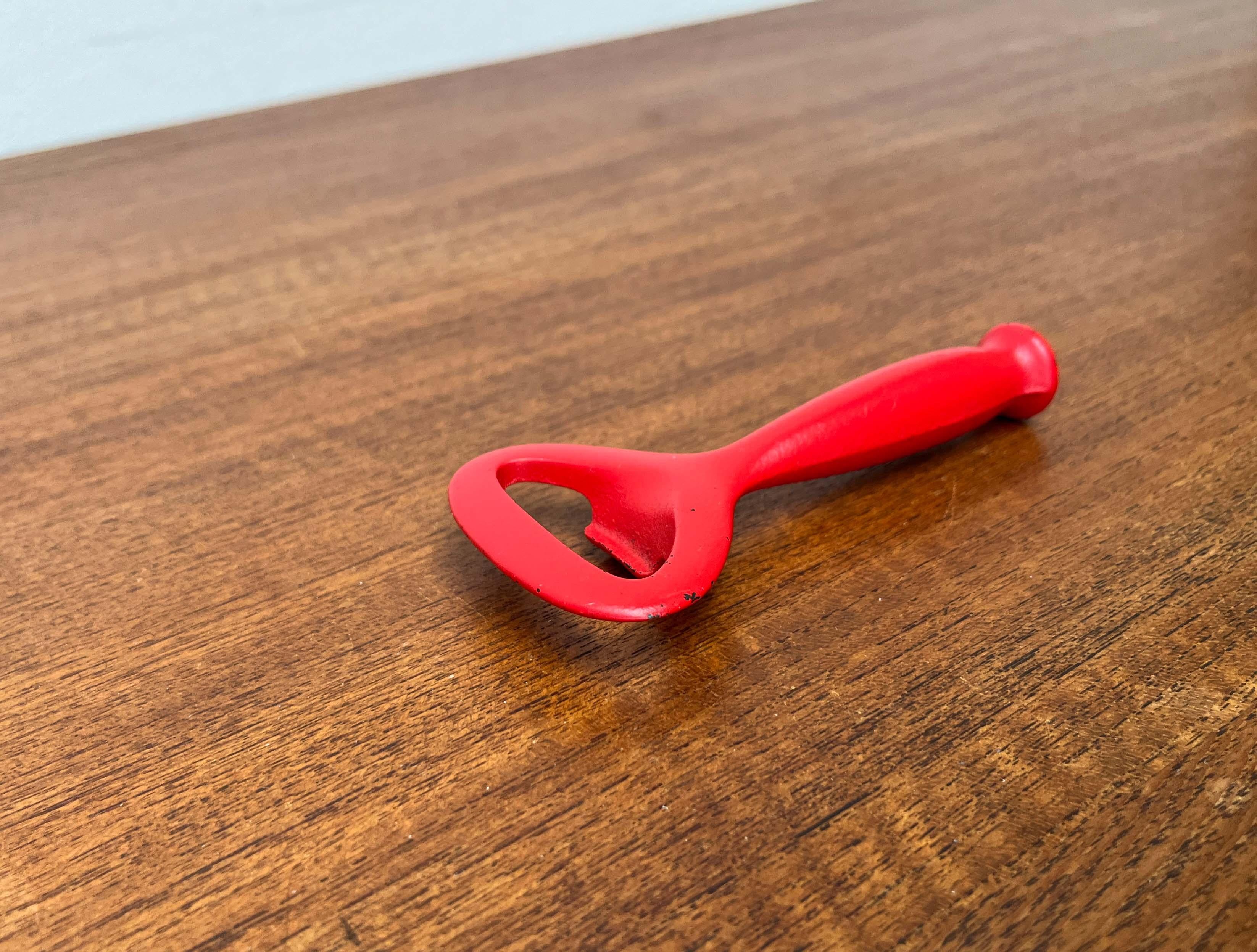 Moderner Flaschenöffner aus rotem Metall aus der Jahrhundertmitte, Finnland, 1960er Jahre im Angebot 4