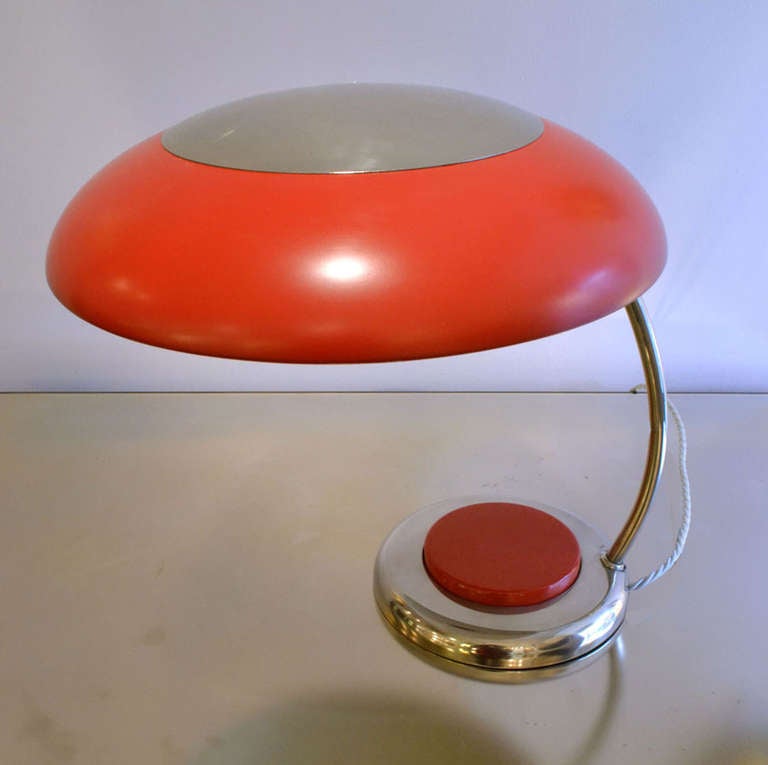 Lampe de bureau rouge et nickelée avec un bouton rouge on/off surdimensionné incorporé dans la base dans le style des lampes Kaiser du Bauhaus des années 1960.