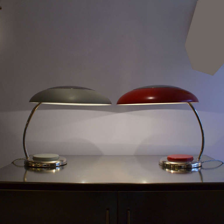 Milieu du XXe siècle Lampe de bureau ou de table en métal rouge moderne du milieu du siècle dernier en vente