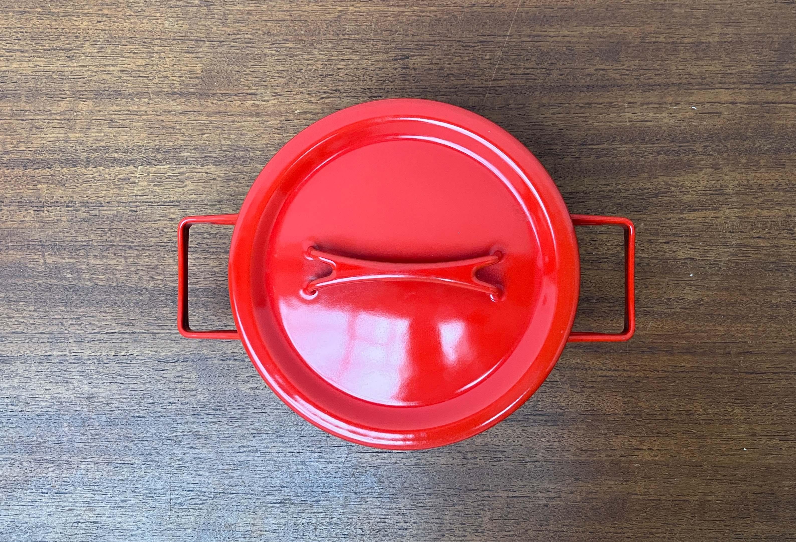 Mid-Century Modern Red Minimalist Enamel Pot Seppo Mallat Finel Finland 1960s (Moderne der Mitte des Jahrhunderts) im Angebot