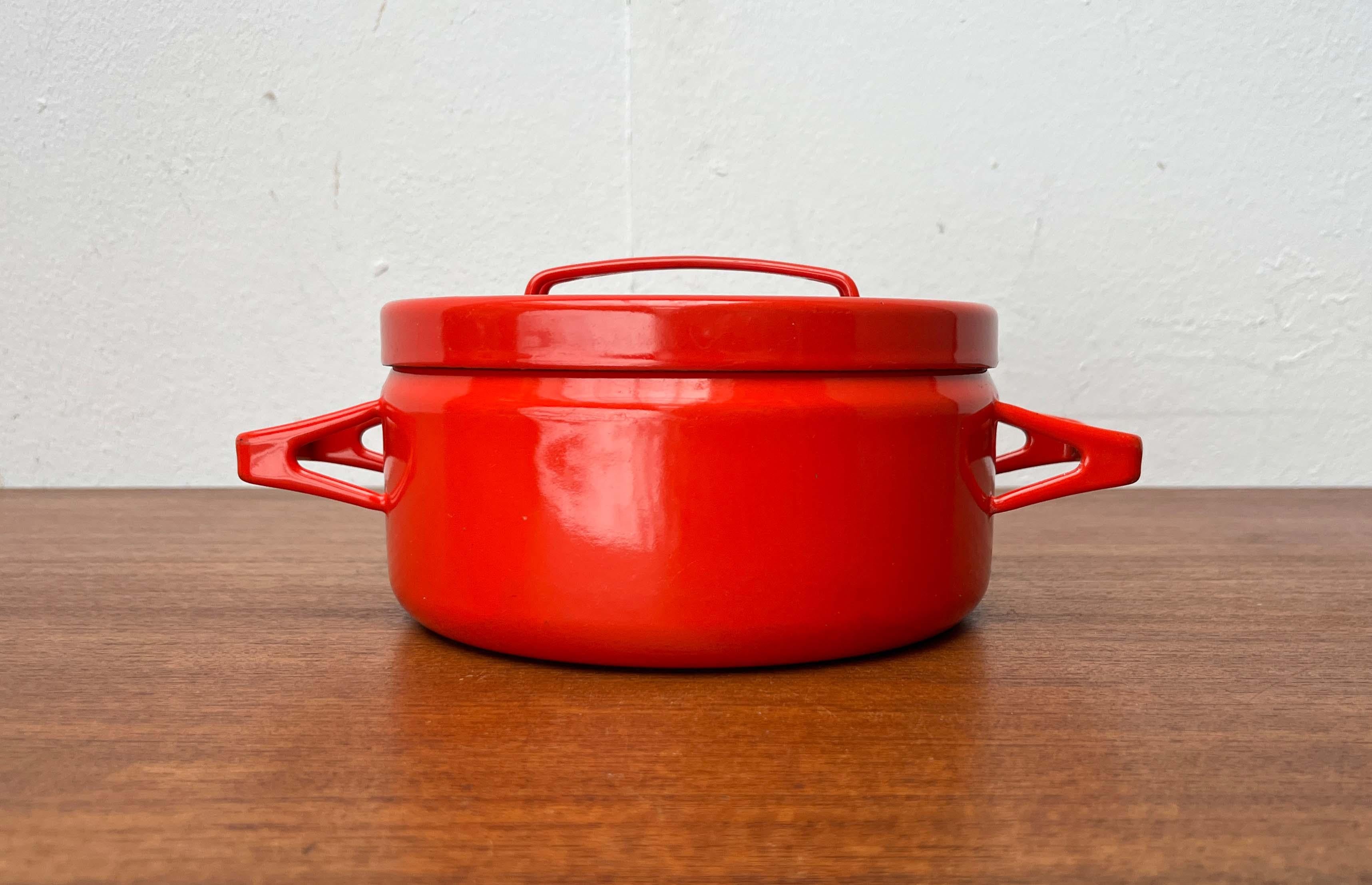 Mid-Century Modern Red Minimalist Enamel Pot Seppo Mallat Finel Finland 1960s im Zustand „Gut“ im Angebot in Hamburg, DE