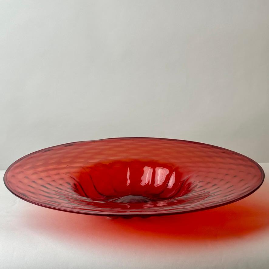 After splitting from Paolo Venini (Cappellin Venini & C.) Giacomo Cappellin founded his Company from 1925-1932. In 1933 was purchased from Pauly & C. Compagnia Venezia Murano.
Pod-shaped blown glass with balloton technique.
Unsigned piece by Giacomo