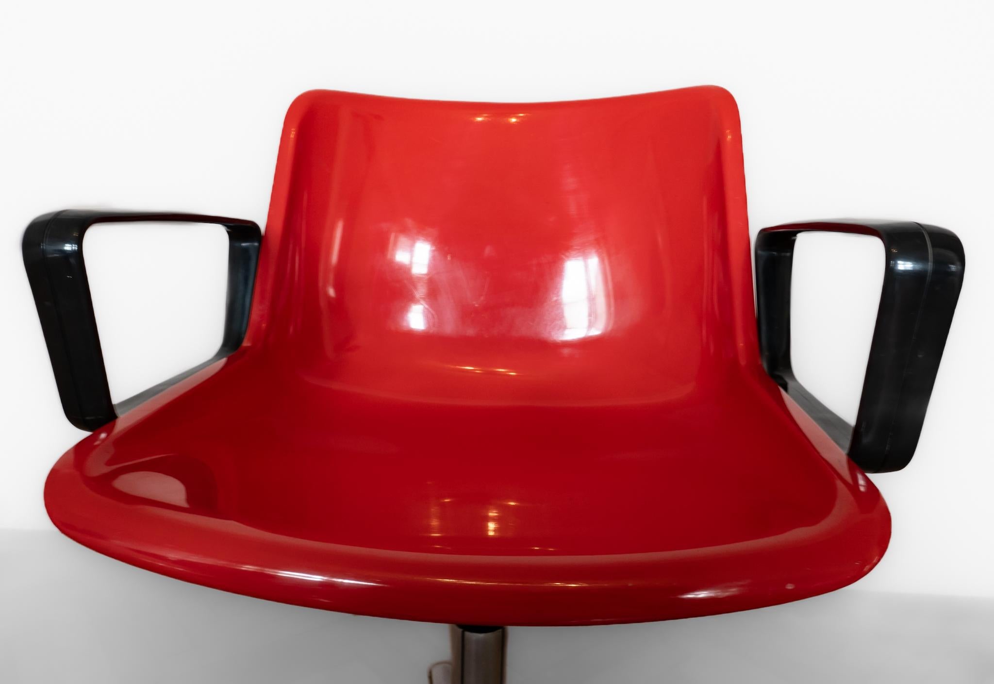 Mid-Century Modern Red Office Chair Modus 5 with Armrests by Osvaldo Borsani, Italy 1970s.

Elevate your office space with the timeless red Italian office chair “Modus” by renowned designer Osvaldo Borsani produced by Tecno in the 70s. This seating