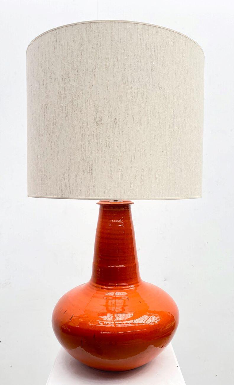Belge Lampe de table en céramique rouge/orange The Moderns, Belgique, années 1960 en vente