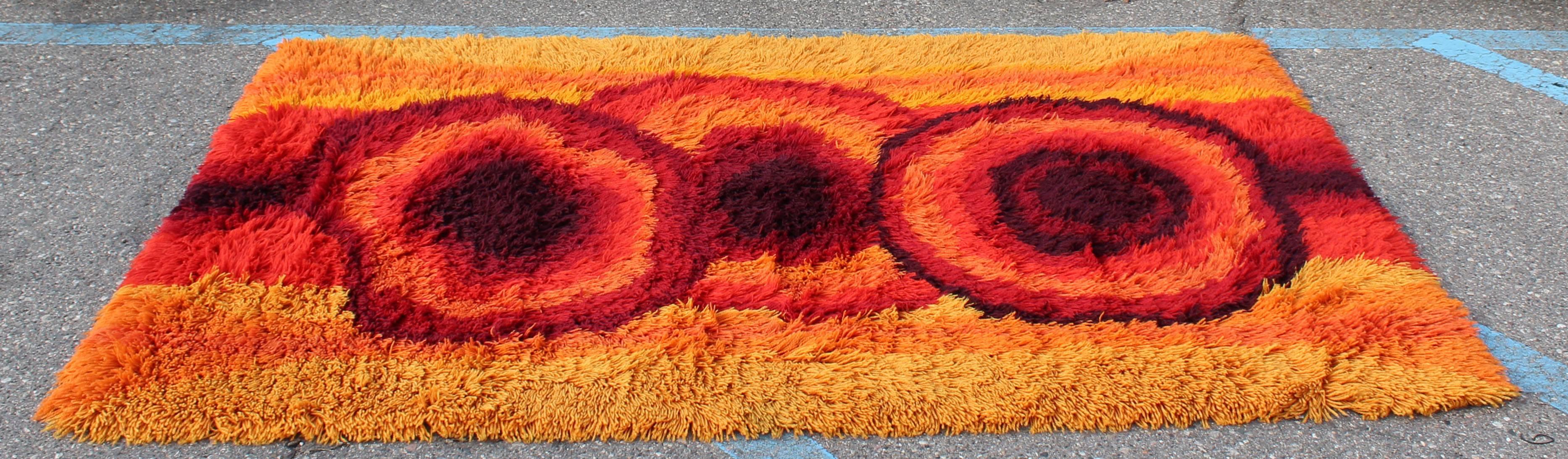 Nous vous proposons un fabuleux tapis ou moquette Rya à poils longs. En excellent état. Les dimensions sont de 80