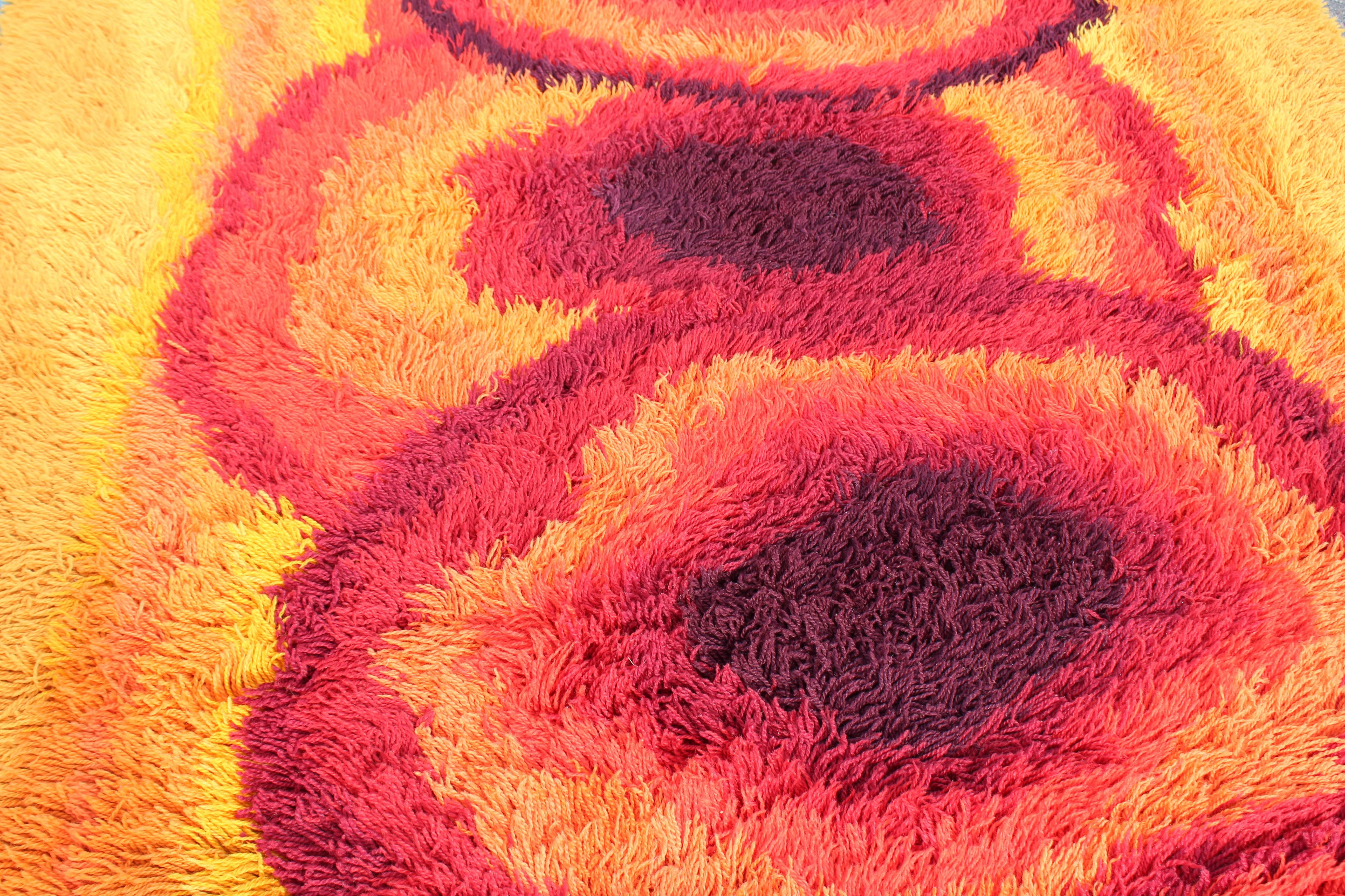 Tapis de zone Shag rouge orange Rya moderne du milieu du siècle 1970 Bon état à Keego Harbor, MI