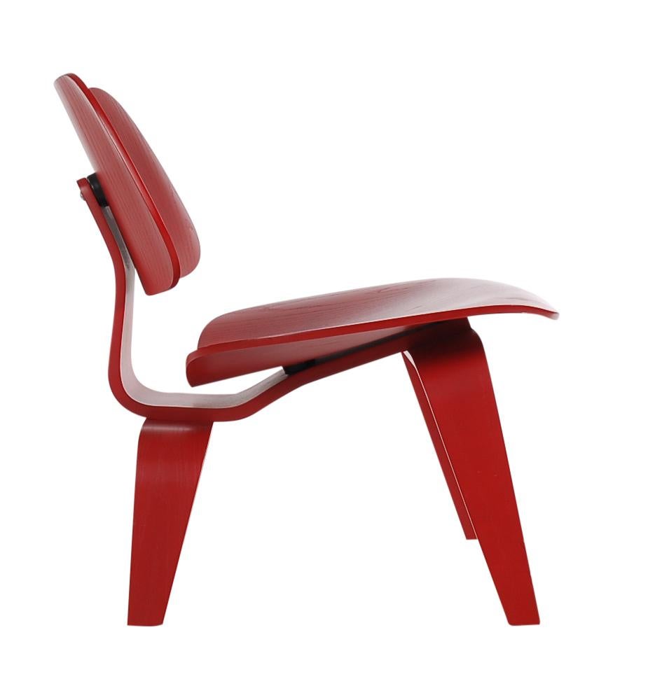 Mid-Century Modern Red Plywood Lounge LCW Chairs by Eames for Herman Miller In Excellent Condition In Philadelphia, PA