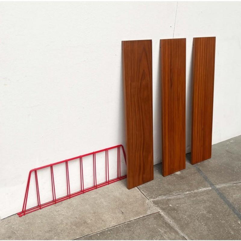 Scaffale moderno di metà secolo in teak in stile Red String, anni '60 in vendita 5