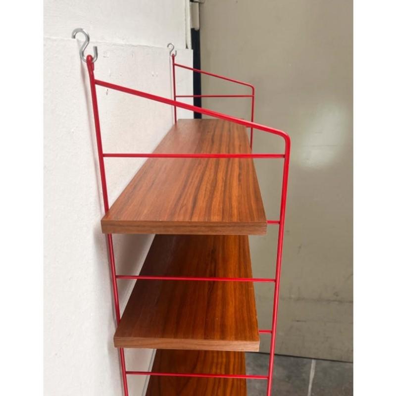 Scaffale moderno di metà secolo in teak in stile Red String, anni '60 in vendita 7