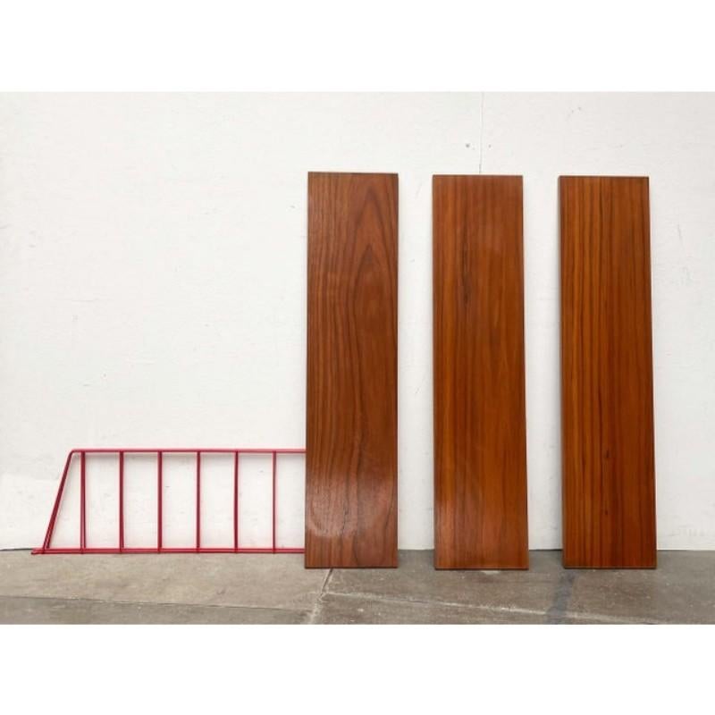 Scaffale in teak in stile Mid-Century Modern Red String, anni '60, in ottime condizioni. Progettato dal 1960 al 1969

Informazioni aggiuntive:
Materiali: Metallo, Wood
Colore: marrone
Stile: Medioevo Moderno
Periodo: 1960s
Paese di origine:
