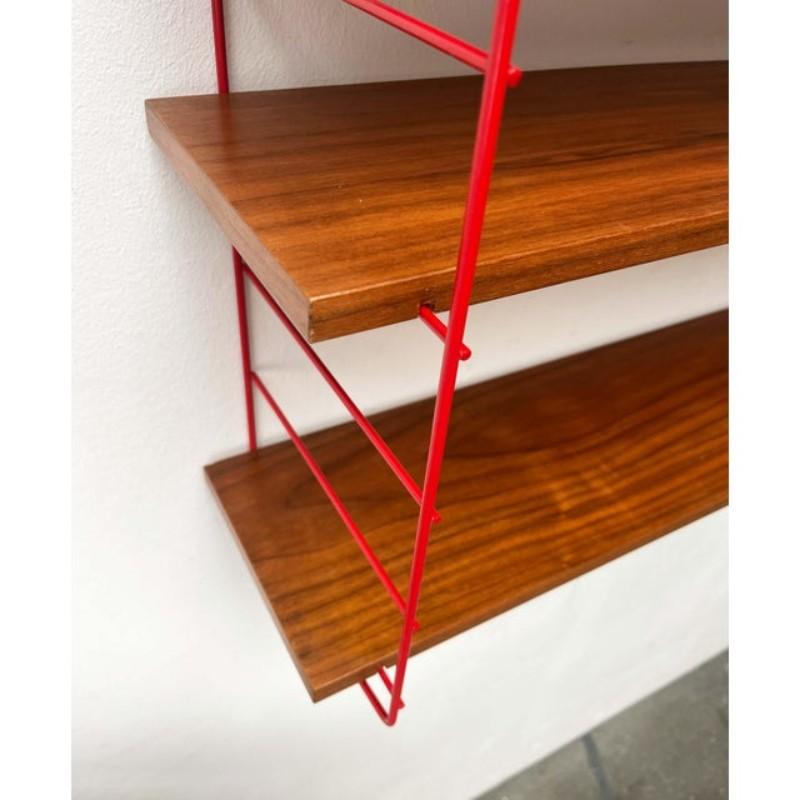 Mid-Century moderno Scaffale moderno di metà secolo in teak in stile Red String, anni '60 in vendita