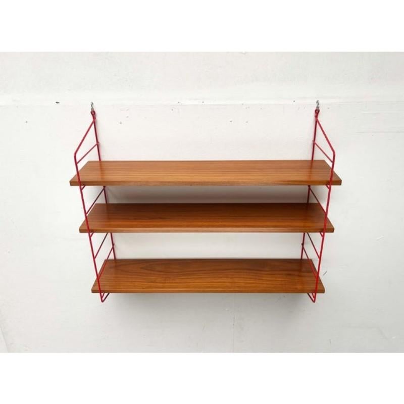 Tedesco Scaffale moderno di metà secolo in teak in stile Red String, anni '60 in vendita