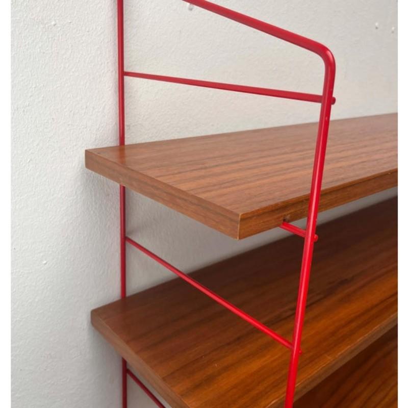 Scaffale moderno di metà secolo in teak in stile Red String, anni '60 In condizioni buone in vendita a Hamburg, DE