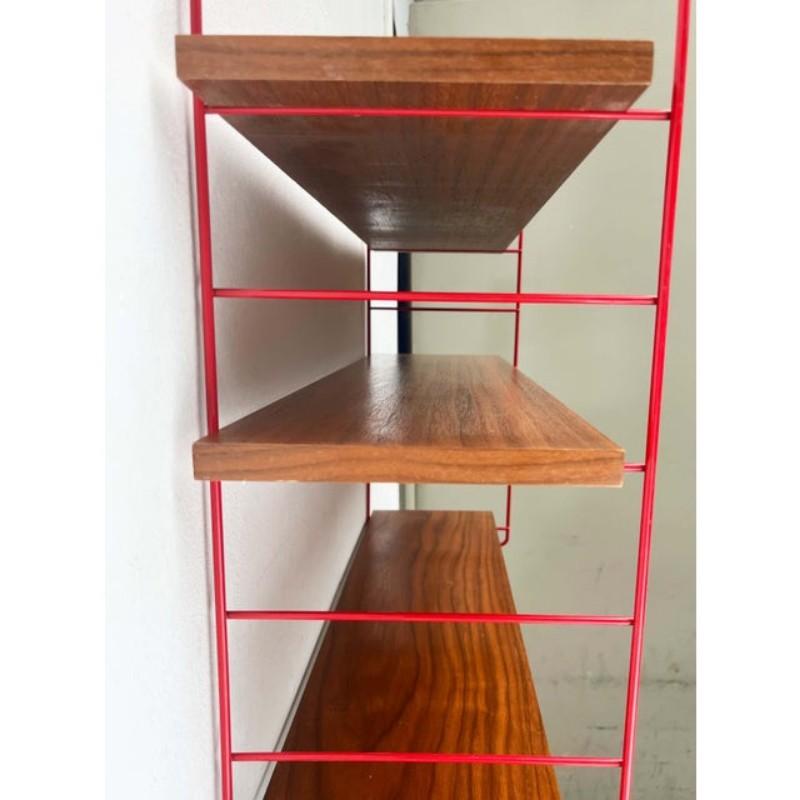 Metallo Scaffale moderno di metà secolo in teak in stile Red String, anni '60 in vendita