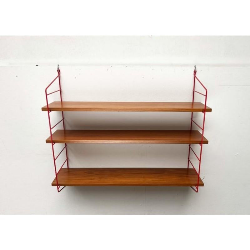 Scaffale moderno di metà secolo in teak in stile Red String, anni '60 in vendita 1