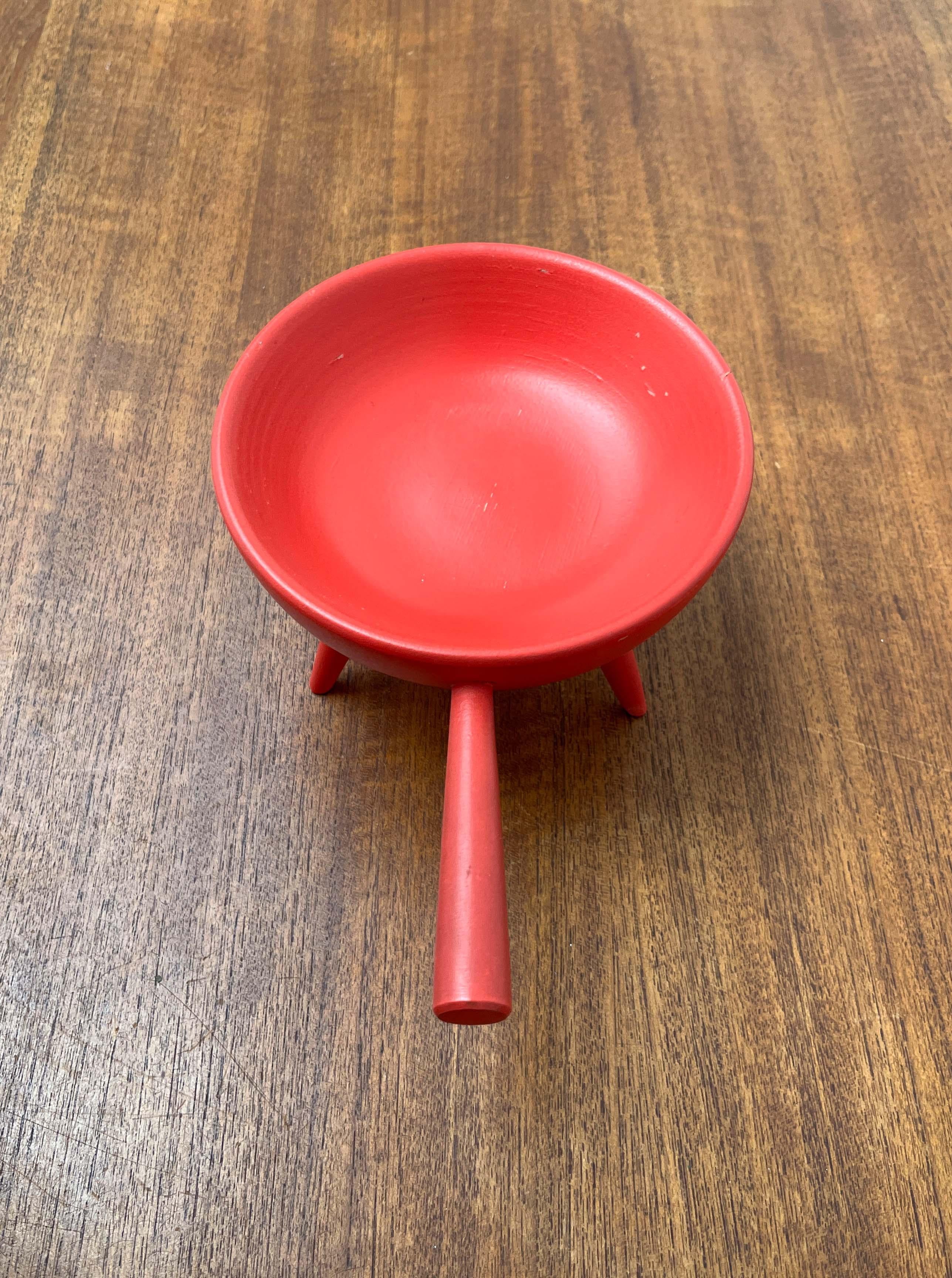 Mid-Century Modern Red Tripod Bowl in Wood from Paavo Asikainen, Finland, 1960s In Good Condition For Sale In Hamburg, DE
