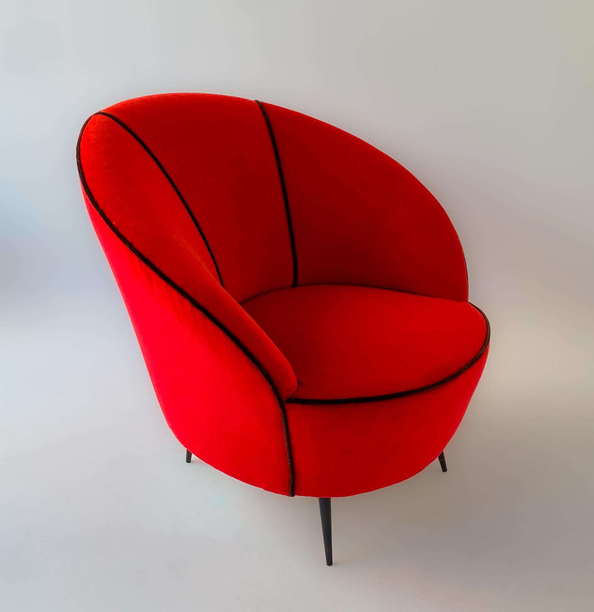 Mid-Century Modern red velvet lounge chairs by Federico Munari, Italy 1950s

This pair of two velvet lounge chairs serves as a true eye-catcher. Their vibrant red colour, black profiles and painted metal legs will add a colourful 1950s touch to