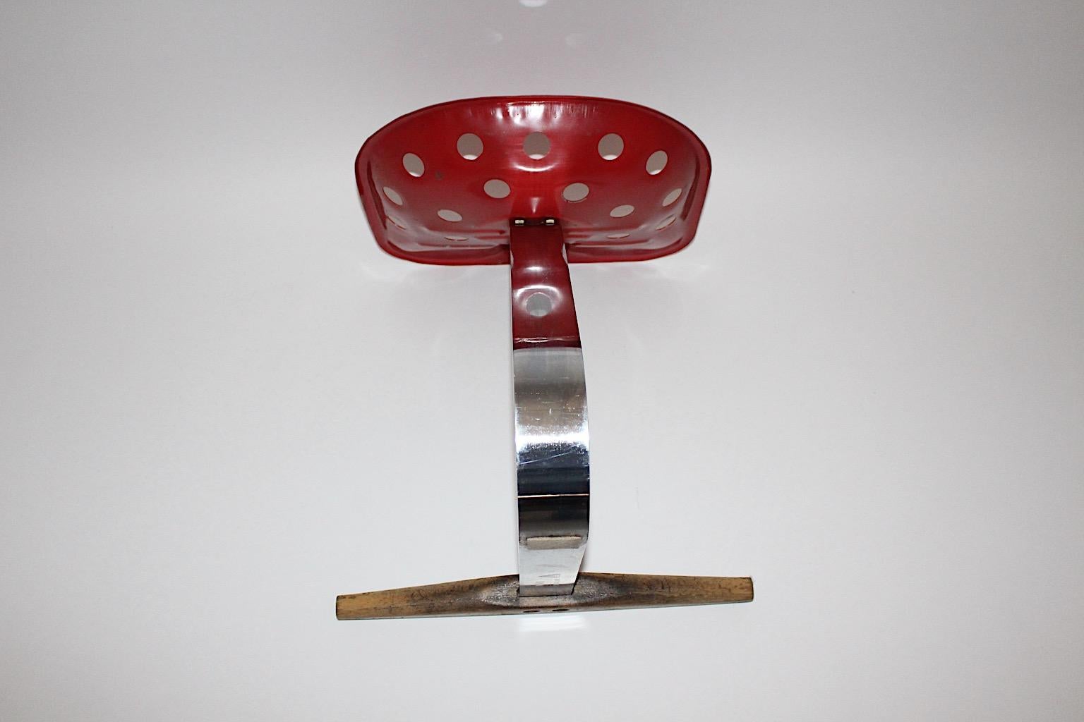 Moderner roter Vintage-Hocker Mezzadro Achille & Pier Giacomo Castiglioni, 1950er Jahre im Zustand „Gut“ im Angebot in Vienna, AT