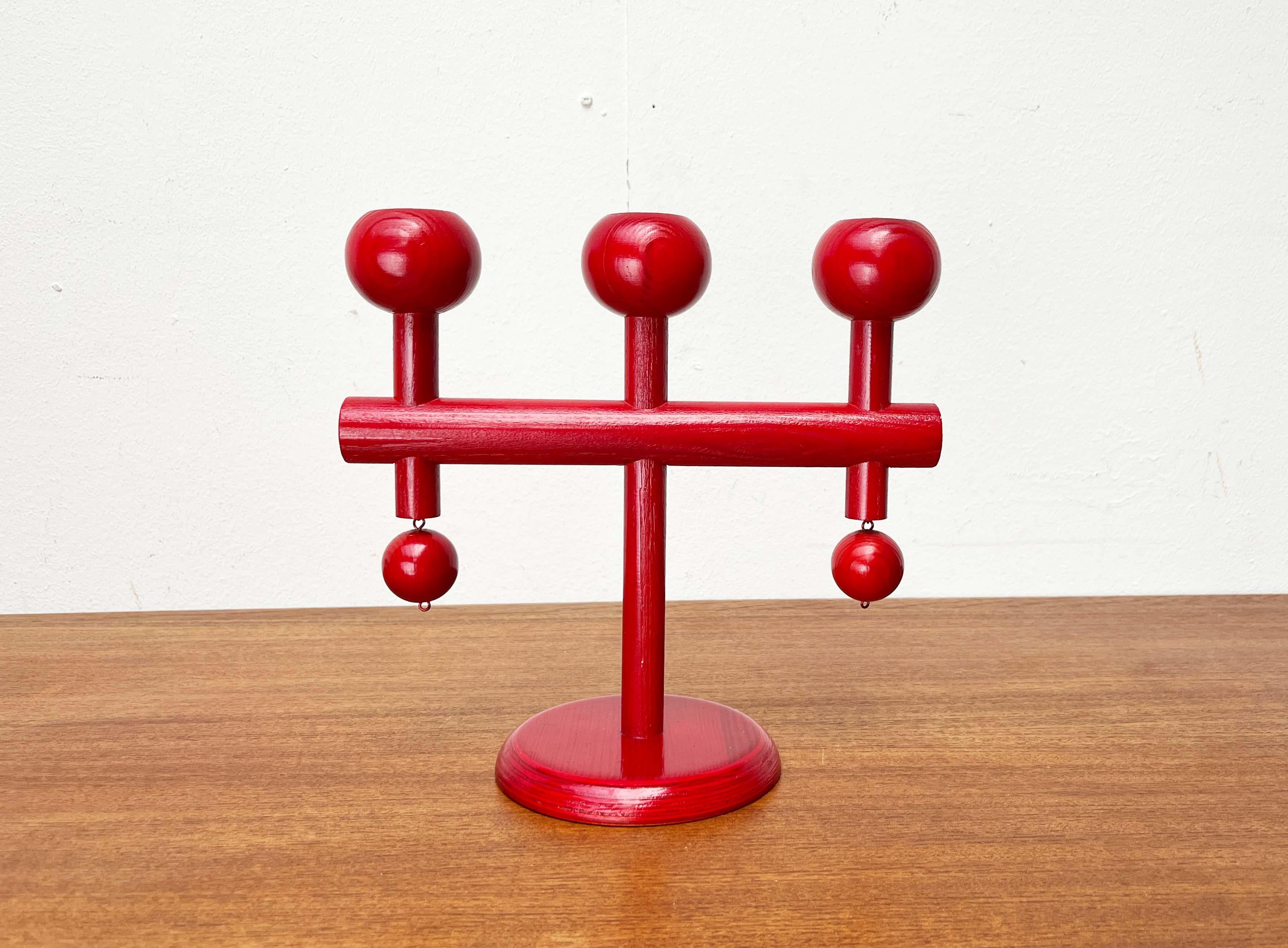 Moderner roter Holz-Kerzenständer aus der Jahrhundertmitte von Aarikka, Finnland, 1960er Jahre (Finnisch) im Angebot