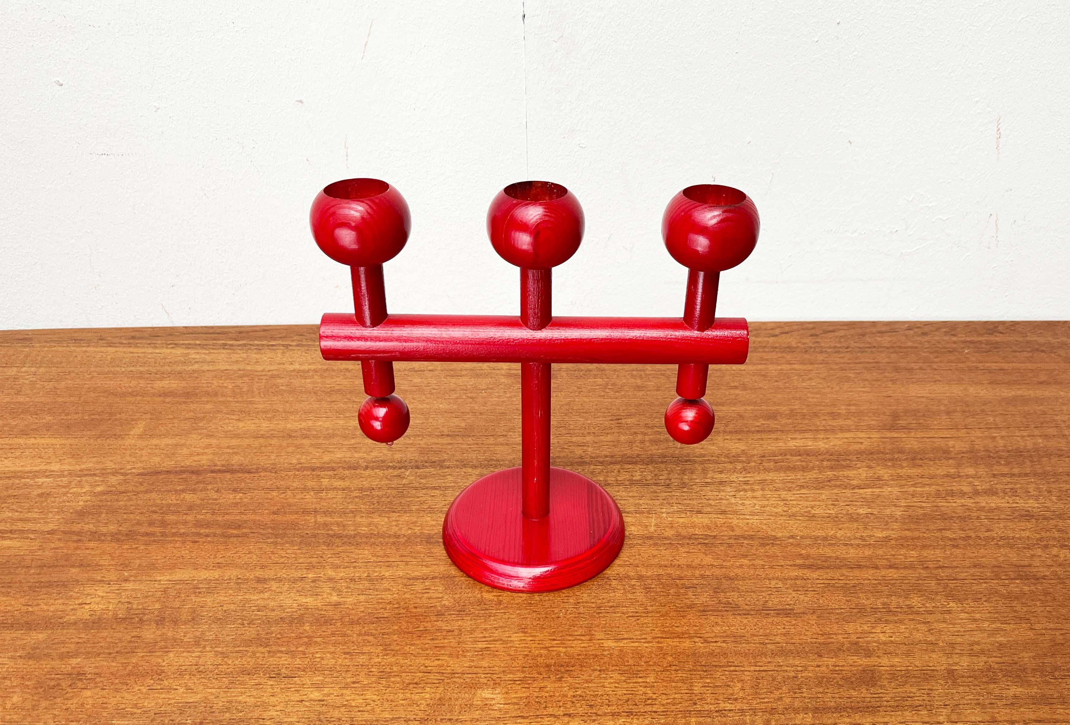 Moderner roter Holz-Kerzenständer aus der Jahrhundertmitte von Aarikka, Finnland, 1960er Jahre (20. Jahrhundert) im Angebot