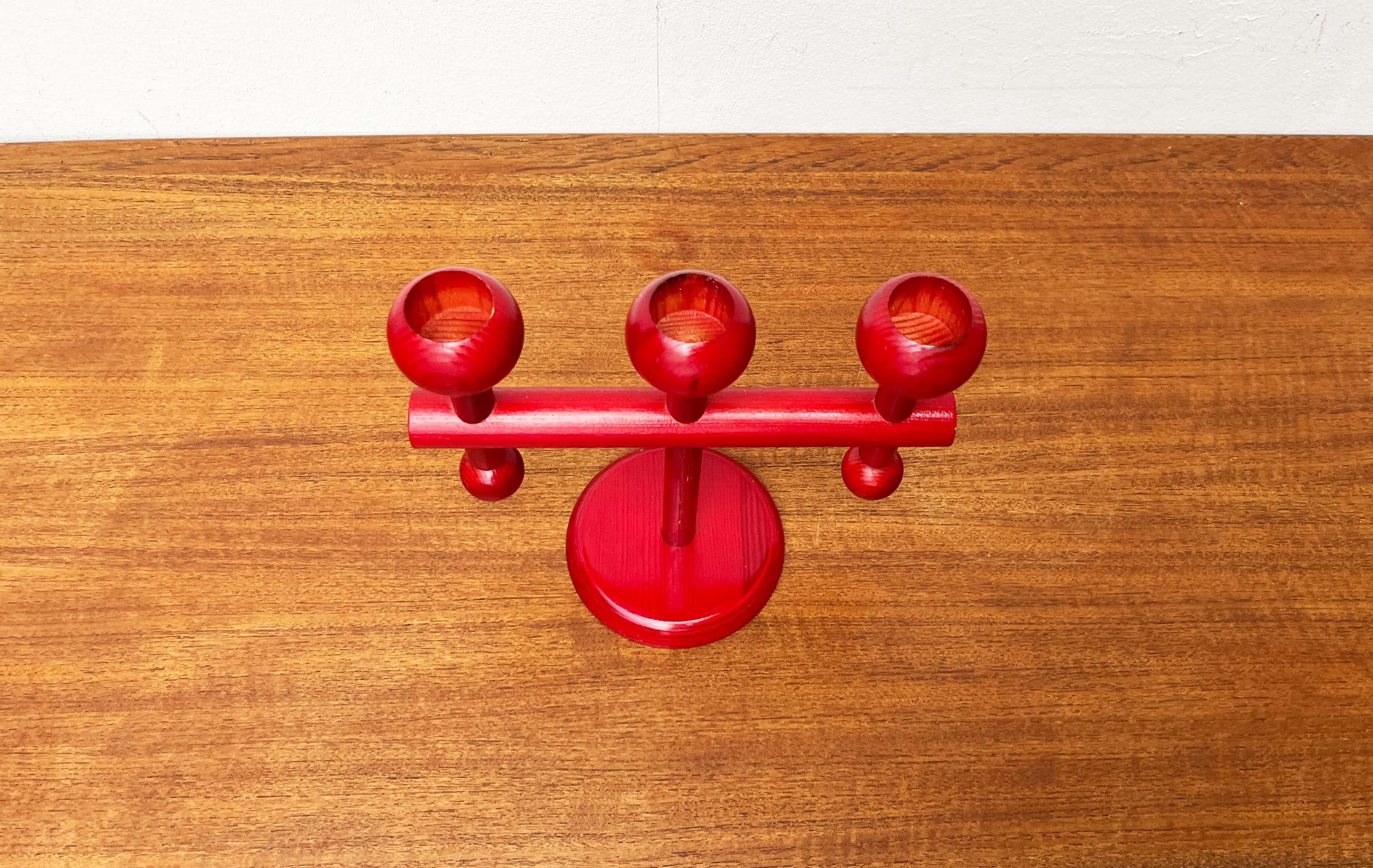 Moderner roter Holz-Kerzenständer aus der Jahrhundertmitte von Aarikka, Finnland, 1960er Jahre im Angebot 1