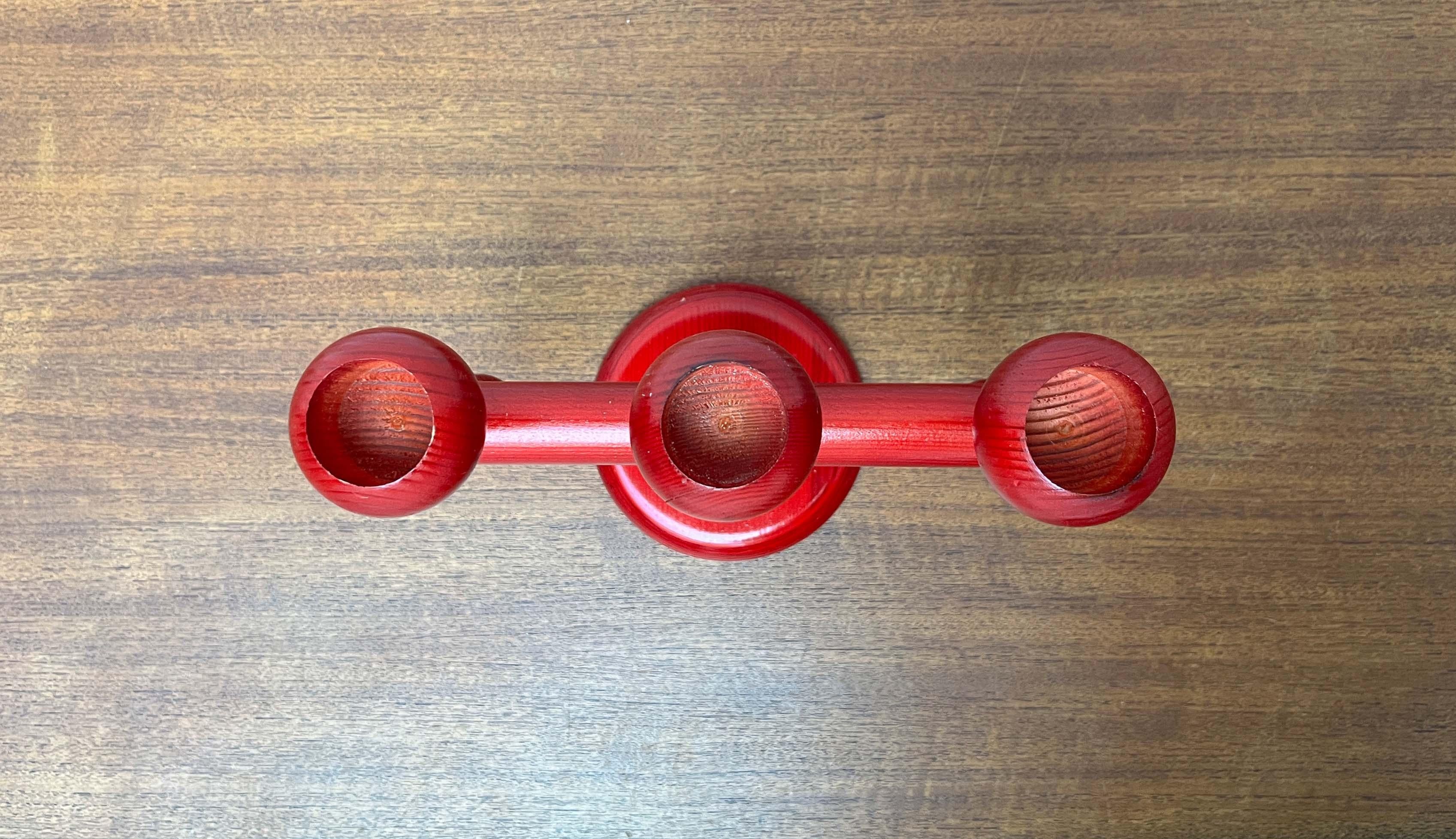 Moderner roter Holz-Kerzenständer aus der Jahrhundertmitte von Aarikka, Finnland, 1960er Jahre im Angebot 2