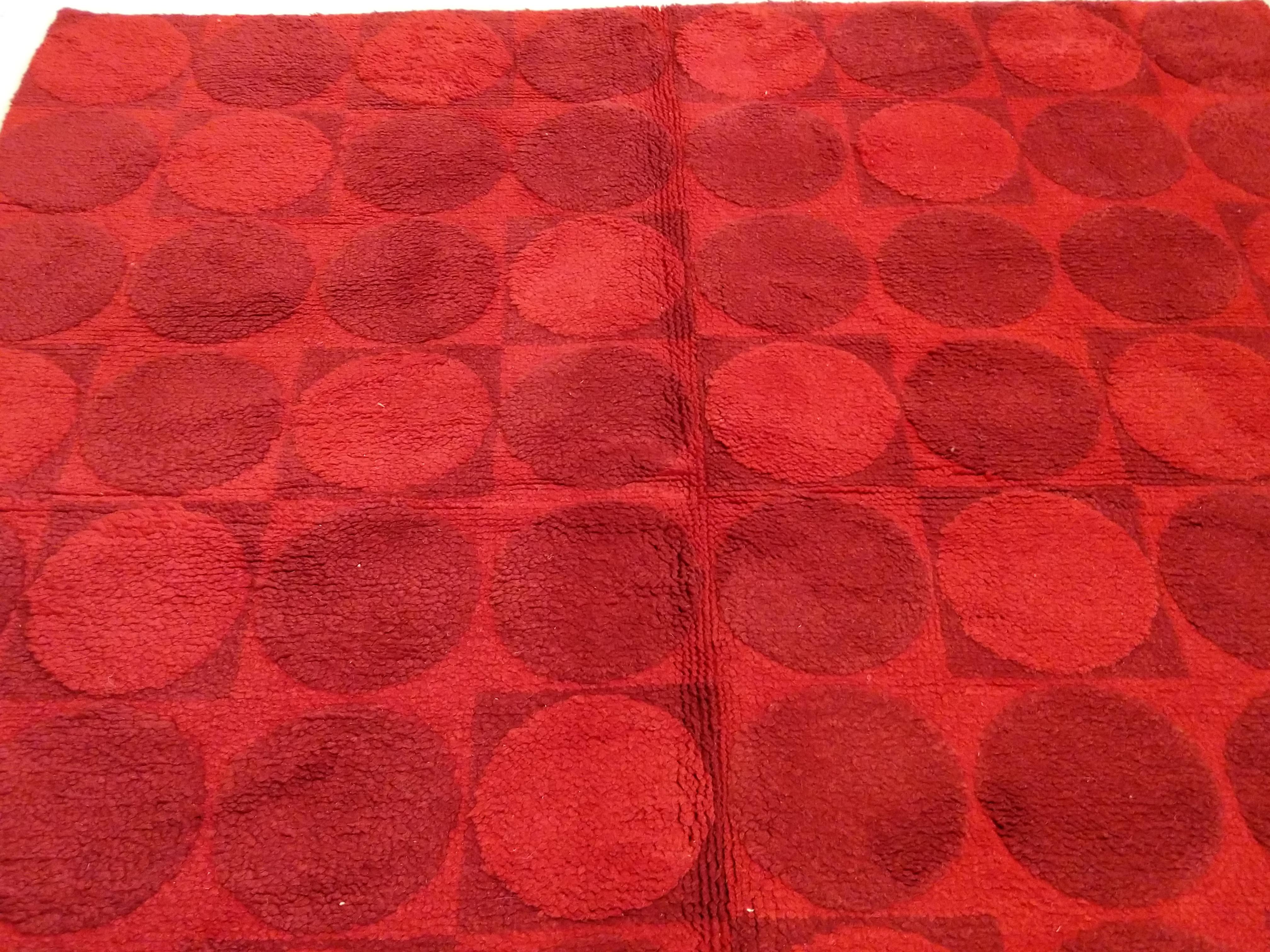 Mid-Century Modern Red Wool Rug For Sale 1