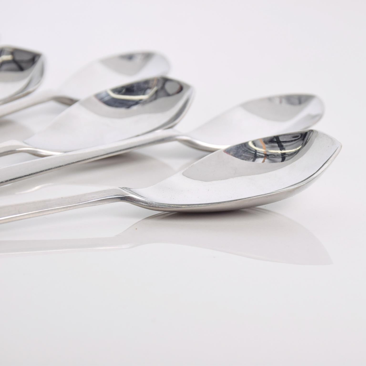 AMBIANIC presents
Set of four (4) short or dessert spoons manufactured by Reed & Barton, Design by Gio Ponti.
We have a set of four longs spoons available also, see dealer.
Stamped on the back of the spoon. 
Beautiful diamond shape.
Dimensions: 6