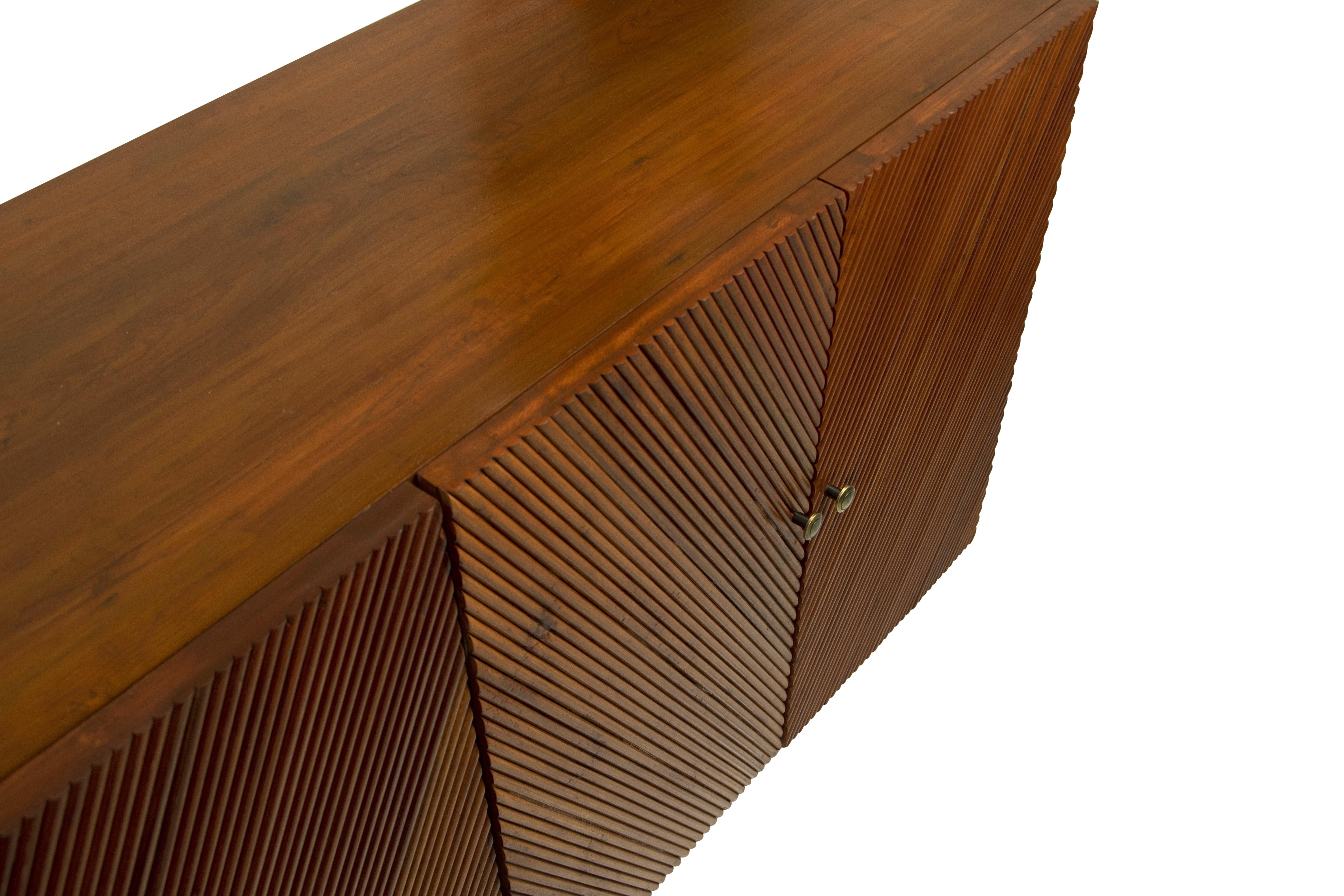 Mid Century Modern Teakholz Kredenz mit Schilfrohr (Moderne der Mitte des Jahrhunderts) im Angebot