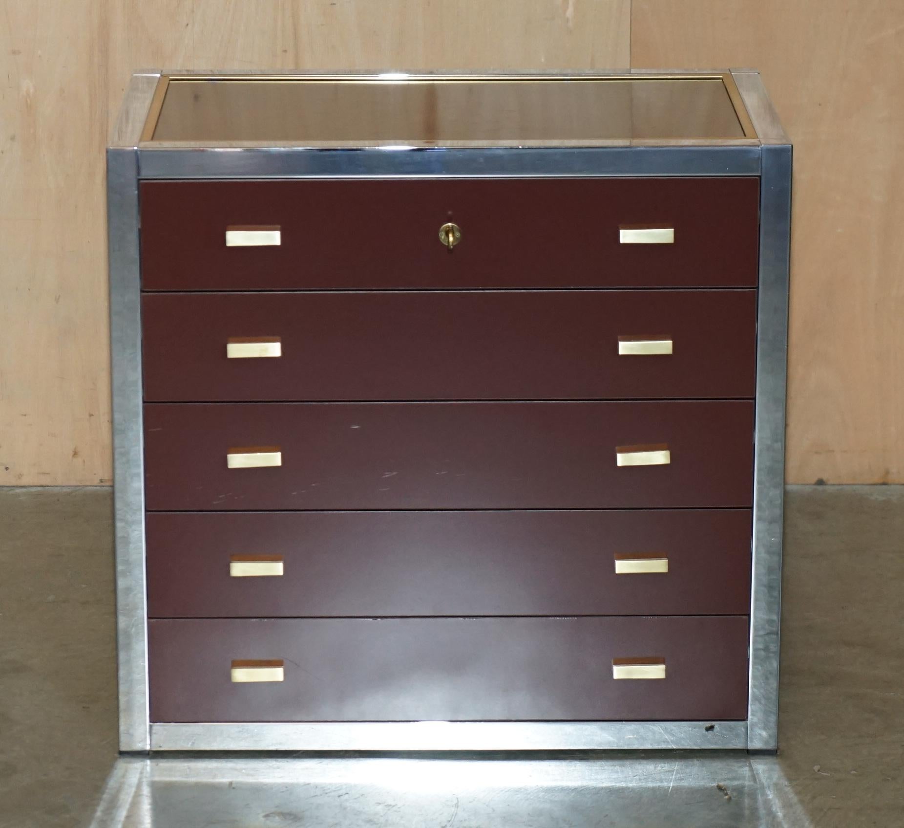 Antigüedades de la Casa Real

Royal House Antiques se complace en poner a la venta esta cómoda original de Renato Zevi de mediados del siglo XX, hecha a mano en Italia, que procede de la venta de la herencia de Margaret Thatcher. 

Por favor, tenga