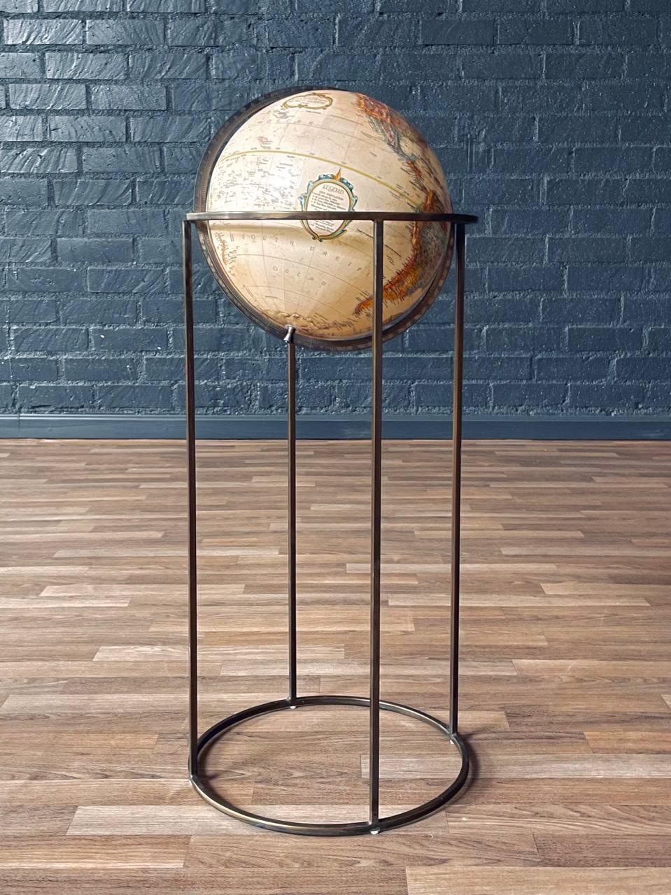Condizioni: Condizioni originali d'epoca 
Materiali: Ottone patinato, globo originale

Questo mappamondo da terra di Replogle Globes, risalente agli anni '70 e risalente alla metà del secolo scorso, abbina un supporto in ottone pulito e minimalista