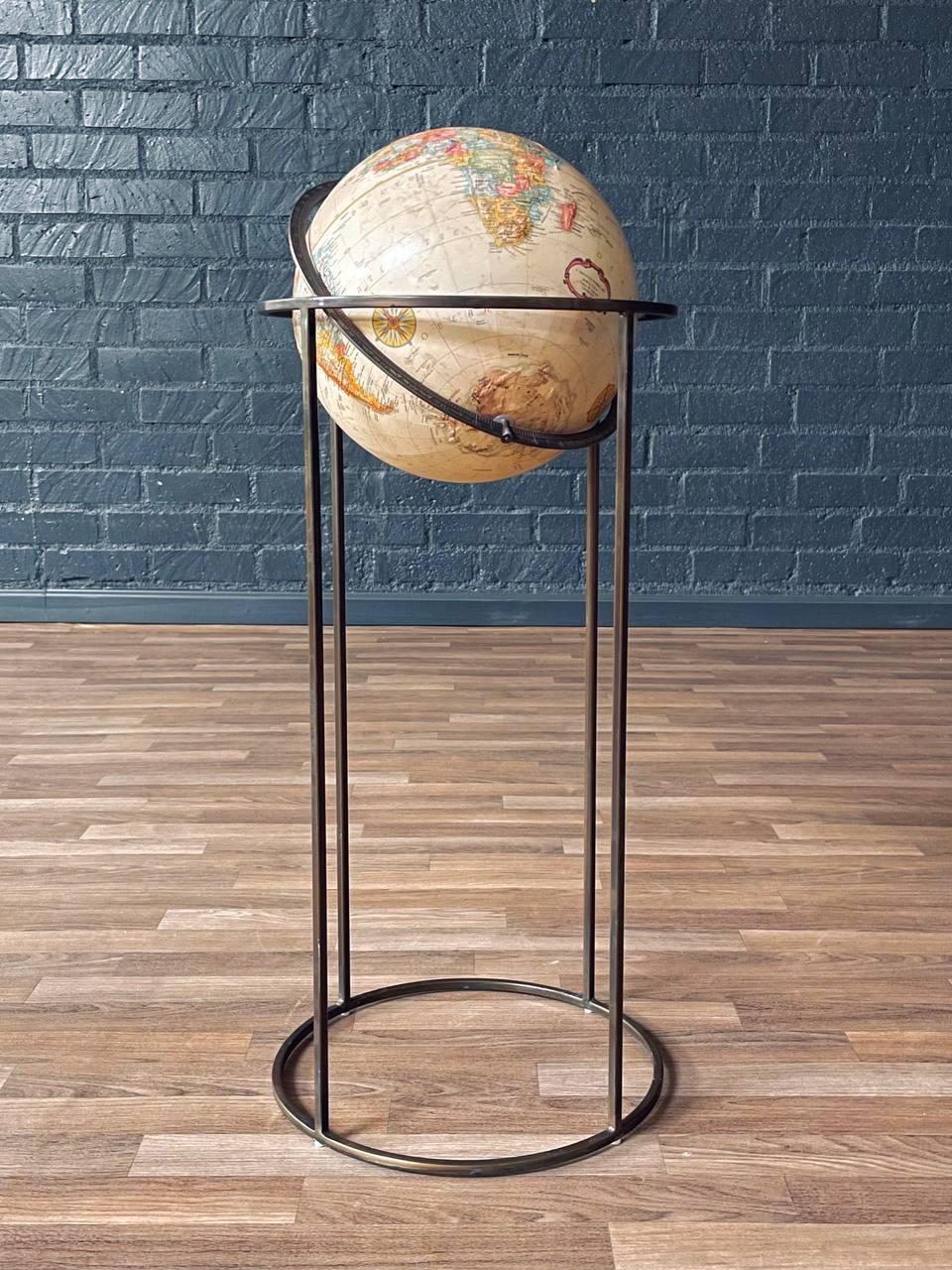 Mid-Century moderno Globo da terra Replogle Globes moderno di metà secolo con supporto in ottone in vendita