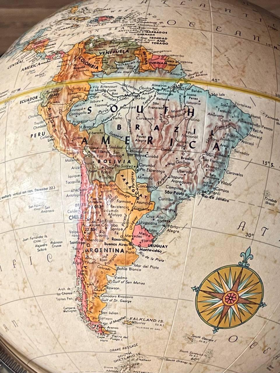 Fine XX secolo Globo da terra Replogle Globes moderno di metà secolo con supporto in ottone in vendita