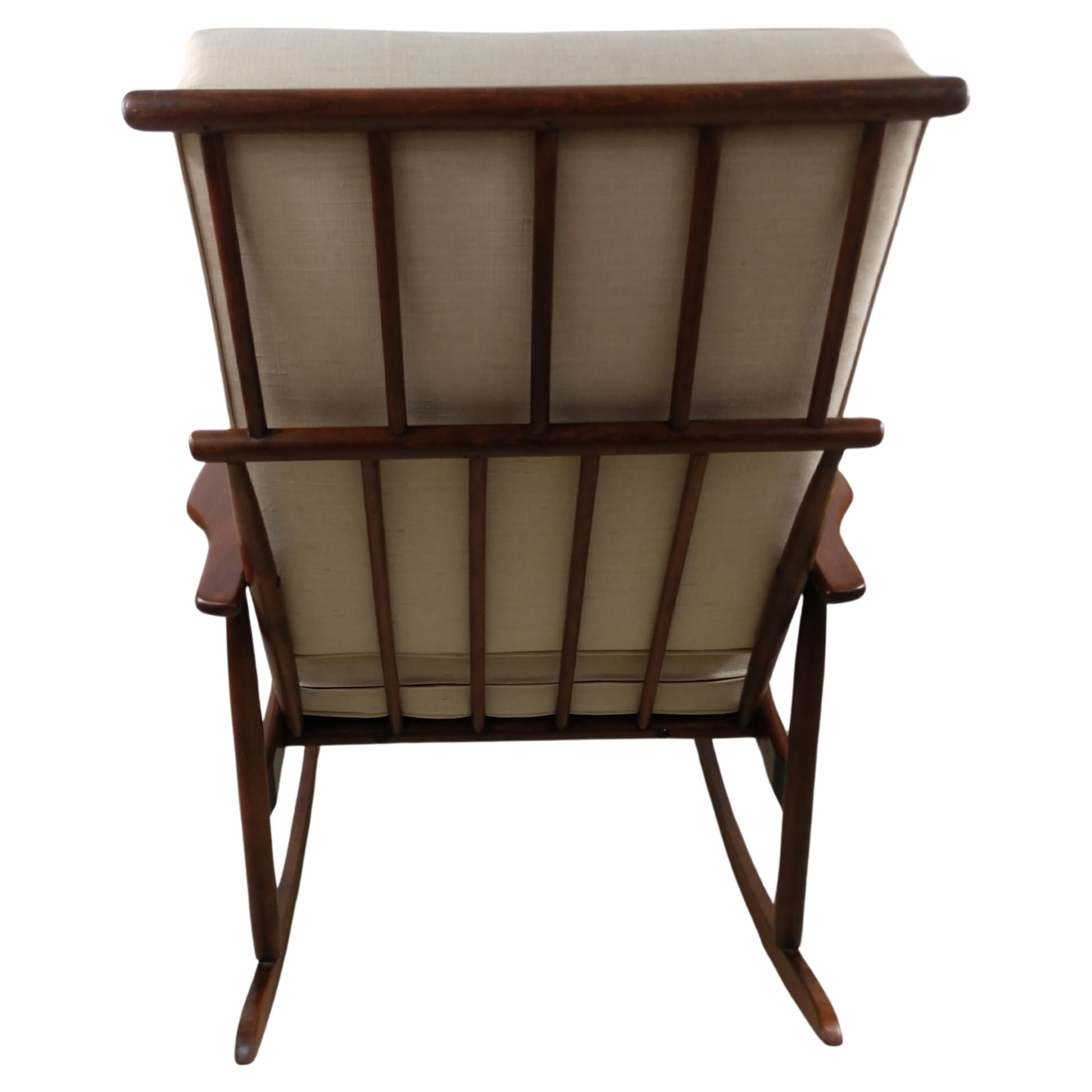 Danois Chaise à bascule danoise sculpturale restaurée, datant du milieu du siècle dernier, vers 1955 en vente