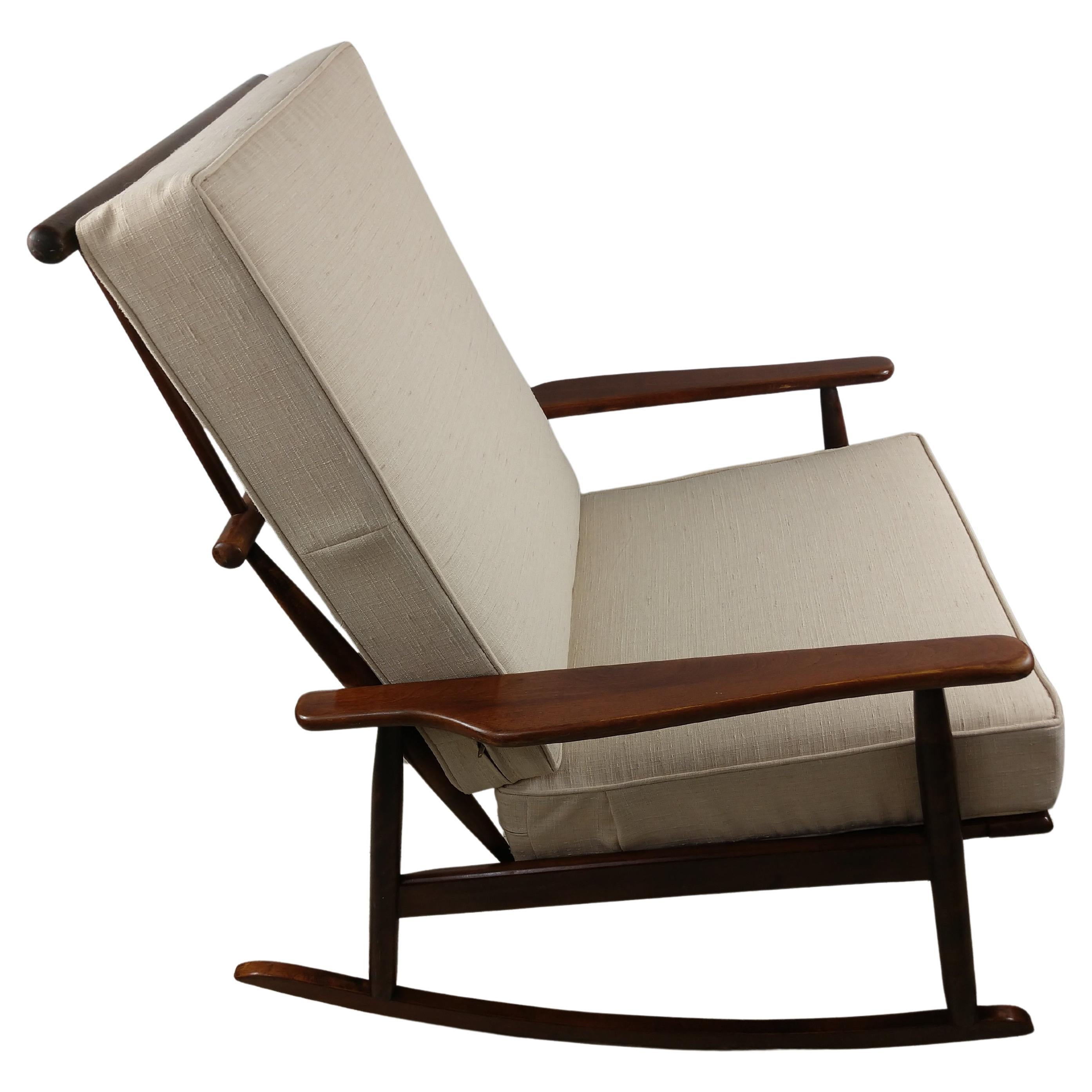 Fait main Chaise à bascule danoise sculpturale restaurée, datant du milieu du siècle dernier, vers 1955 en vente