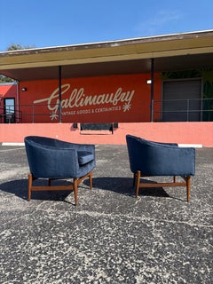 Paire de chaises baril en velours restaurées du milieu du siècle dernier par Lawrence Peabody