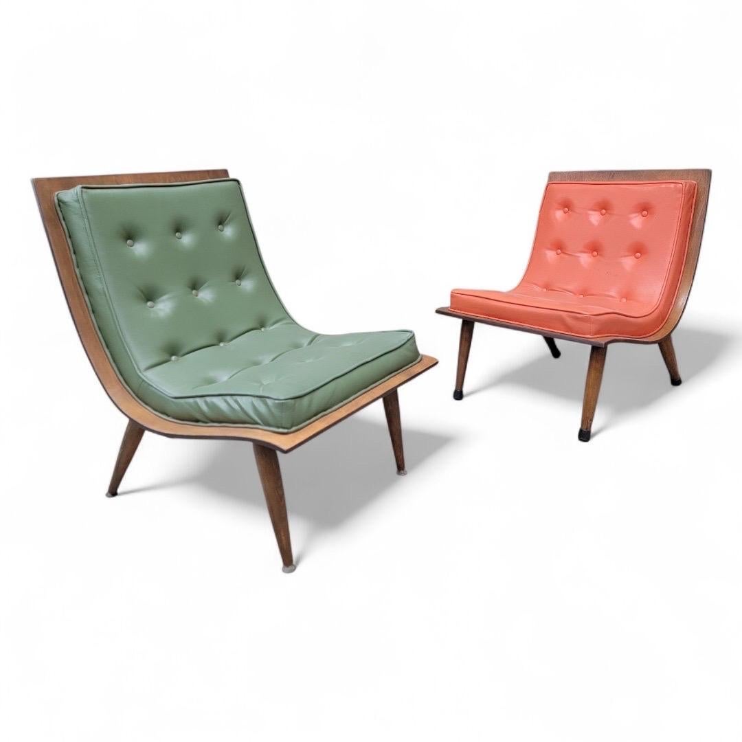 Sillas de madera curvada retro para él y para ella - Juego de 2

Con una silla naranja y otra verde, estas piezas están tapizadas en vinilo original, lo que garantiza su durabilidad y fácil mantenimiento. La exclusiva construcción de madera curvada