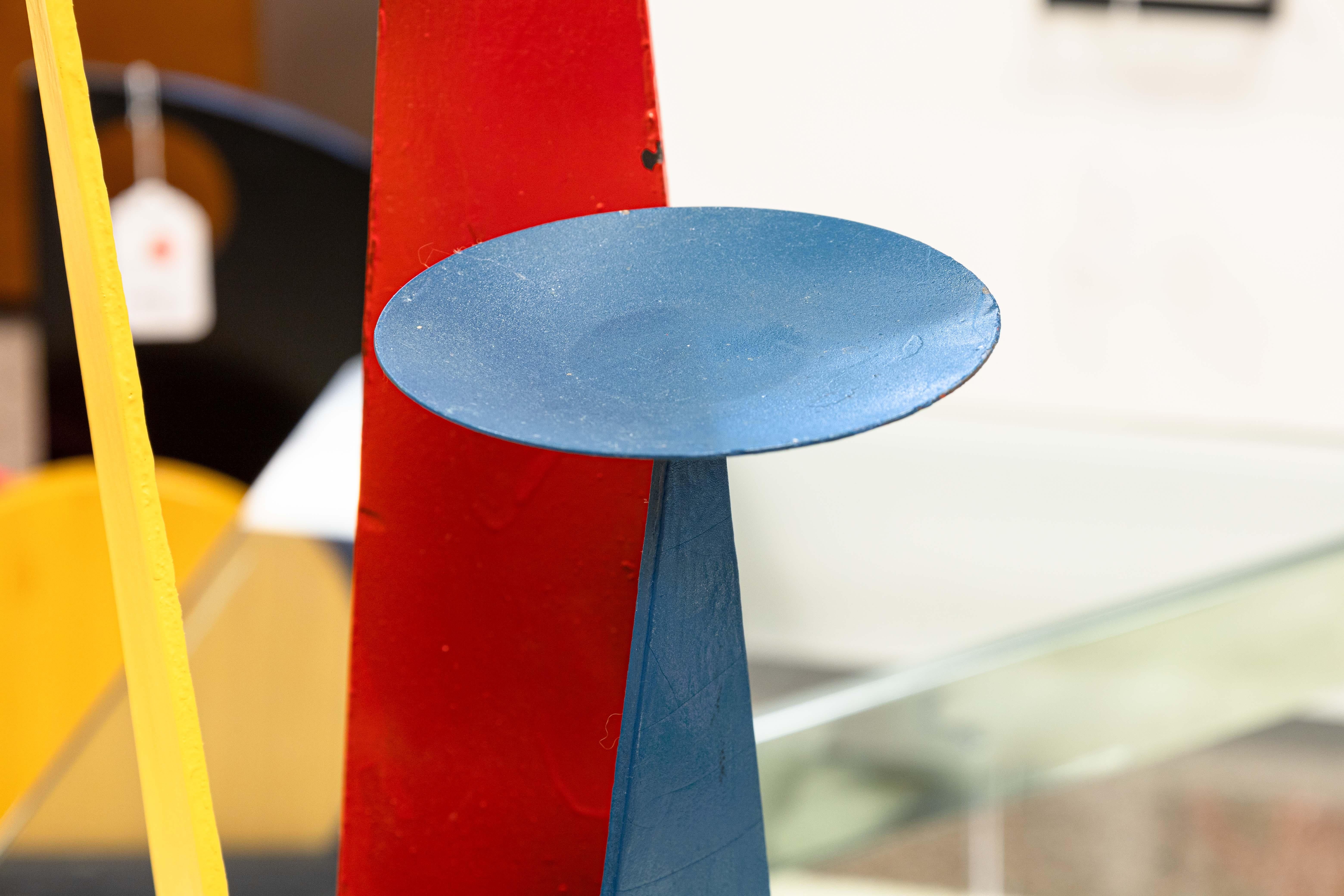 XX secolo Portacandele a 3 bracci in metallo retrò dipinto a mano, rosso, giallo e blu, della metà del secolo scorso in vendita