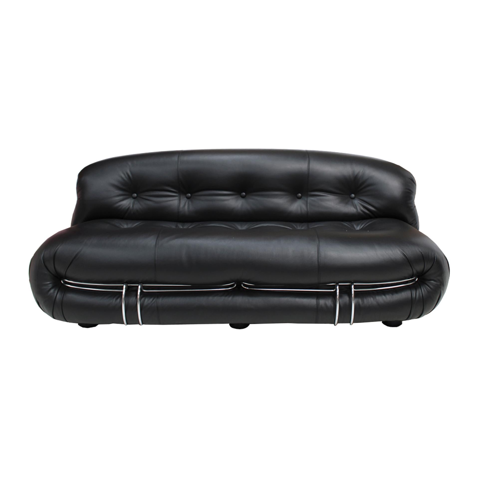 The Soriana sofa, designed by Tobia Scarpa and edited by Cassina, is a remarkable piece of furniture that embodies the essence of Italian design from the 1960s. With its sleek steel structure and reupholstered black leather, this sofa effortlessly